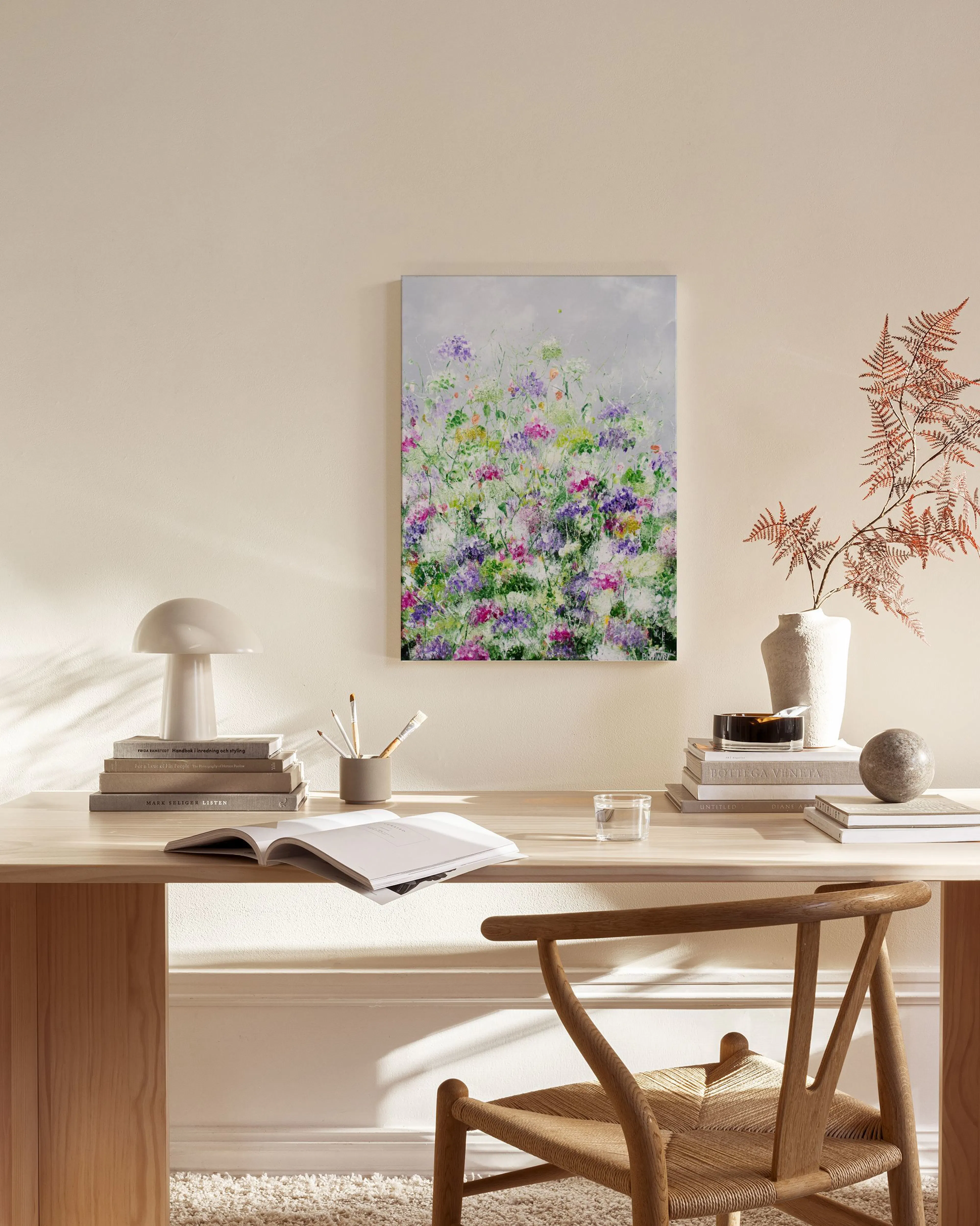 Stampa su tela con fiori di campo colorati in tonalità di viola, rosa e verde su sfondo chiaro.