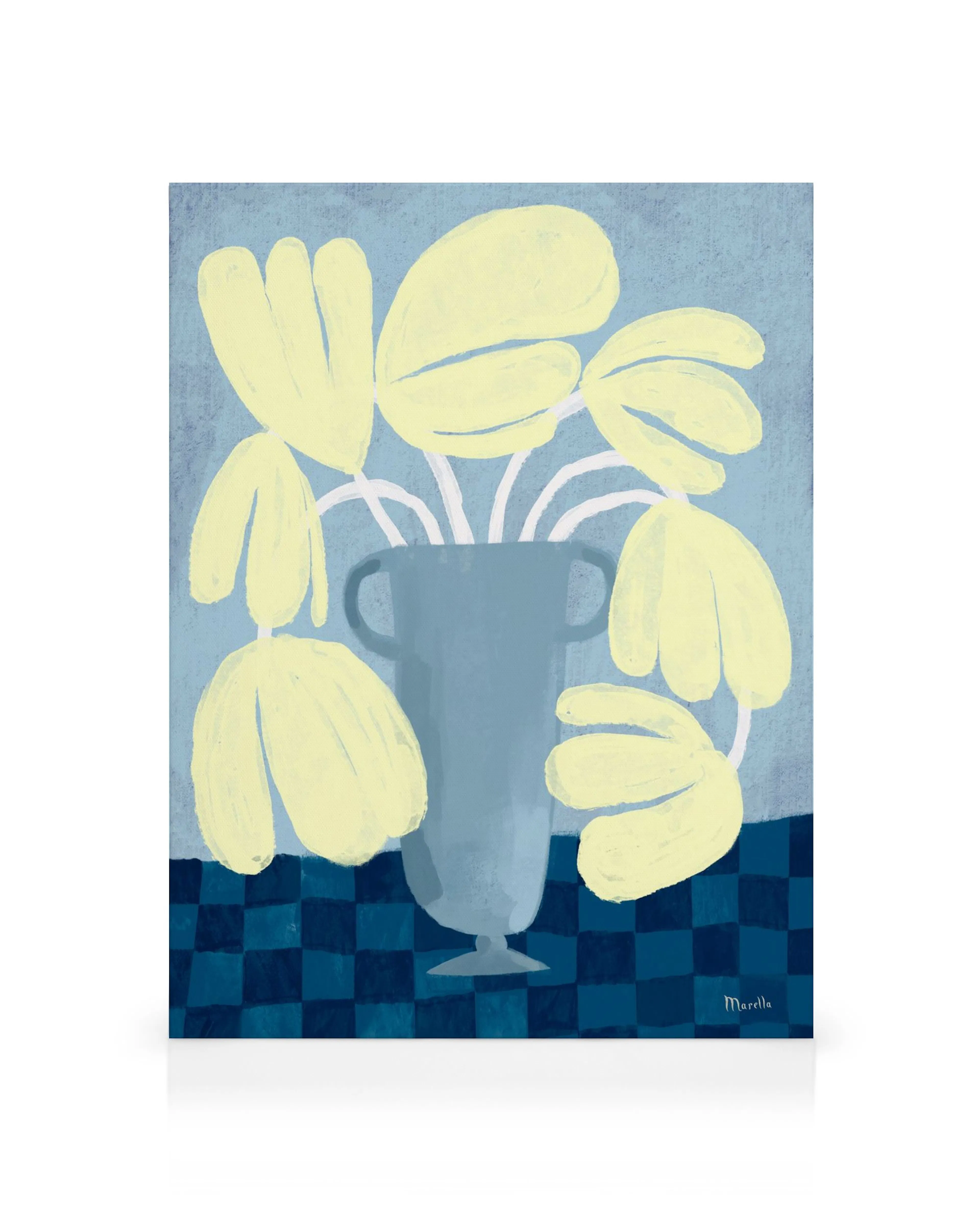 Lienzo de Marco Marella con flores amarillas en jarrón gris sobre fondo azul claro y estampado a cuadros.