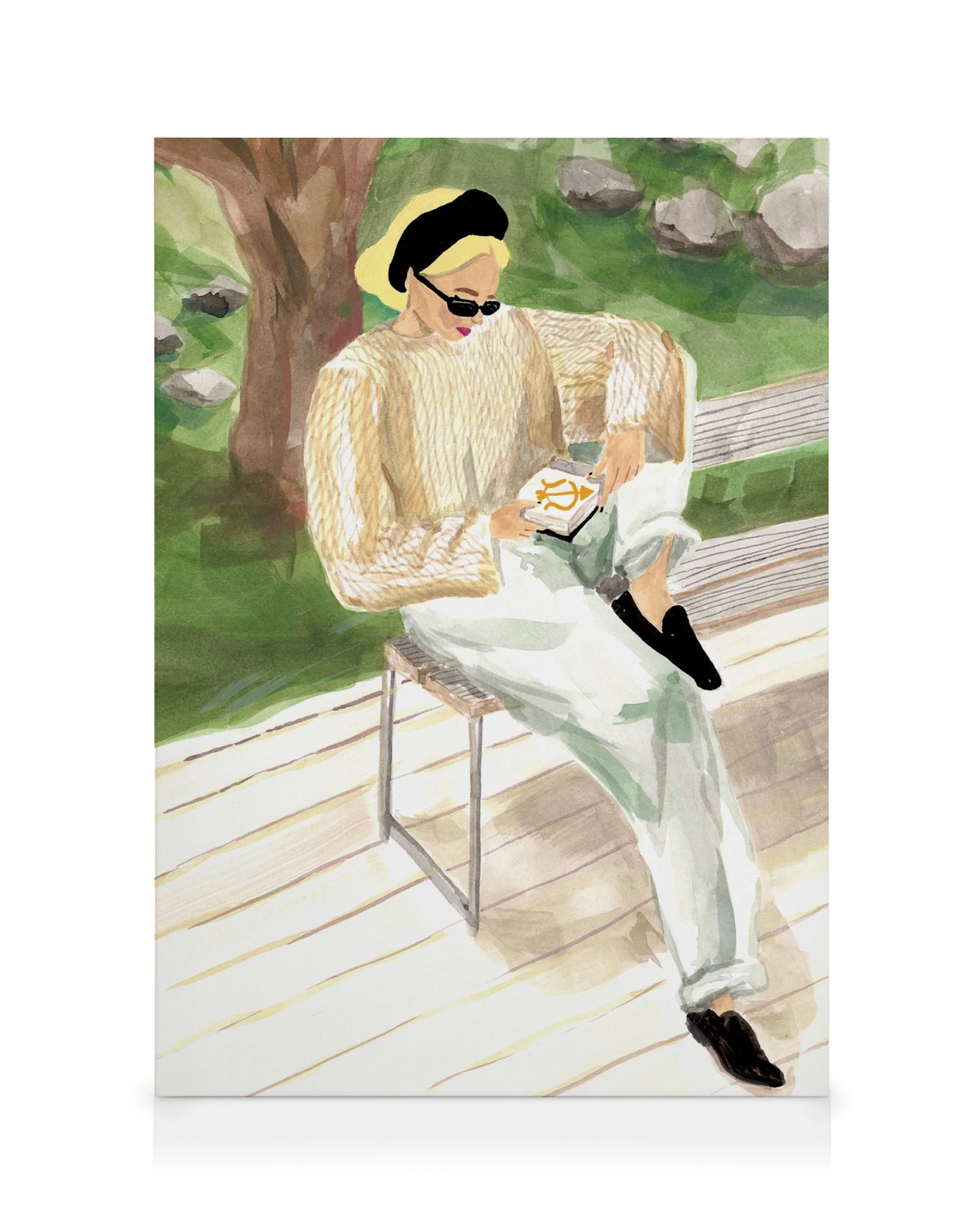 Aquarell einer Person, die draußen auf einem Stuhl sitzt, beigen Pullover, weiße Hose und Sonnenbrille trägt, ein Buch liest.