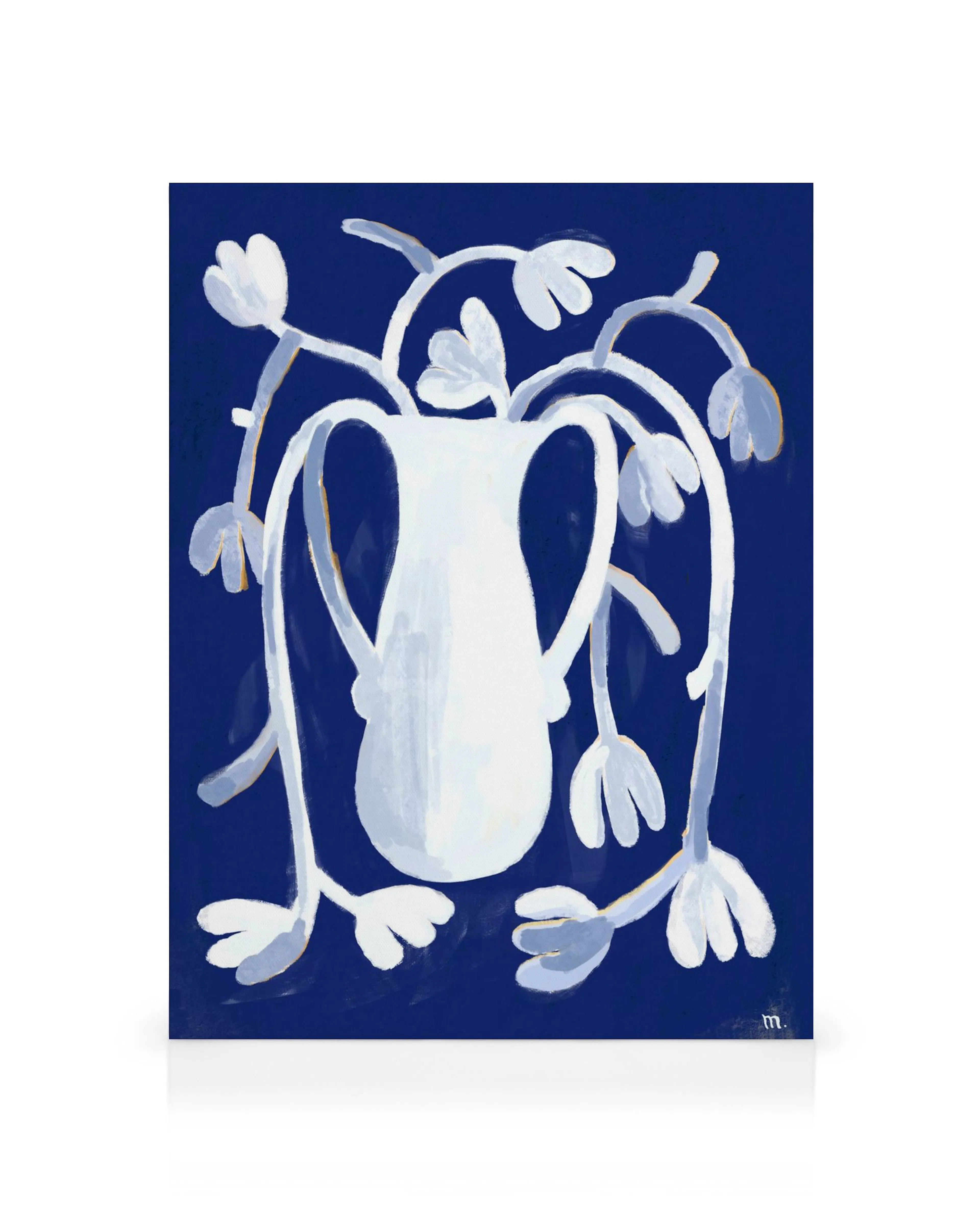 Lienzo de Marco Marella con jarrón blanco y tallos abstractos en azul oscuro.