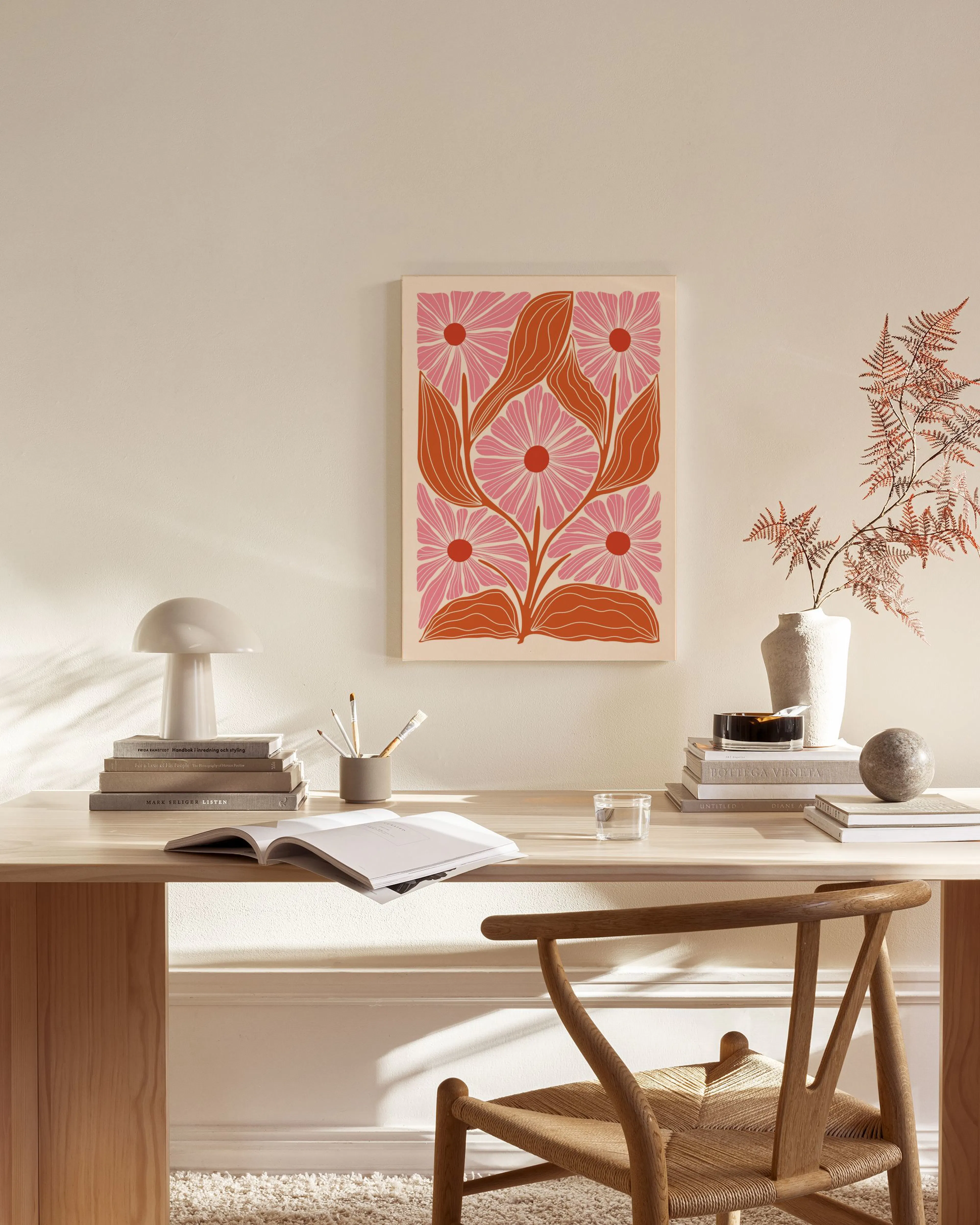 Toile murale rose et orange représentant des fleurs stylisées avec des pétales fins et un centre foncé, sur fond crème.