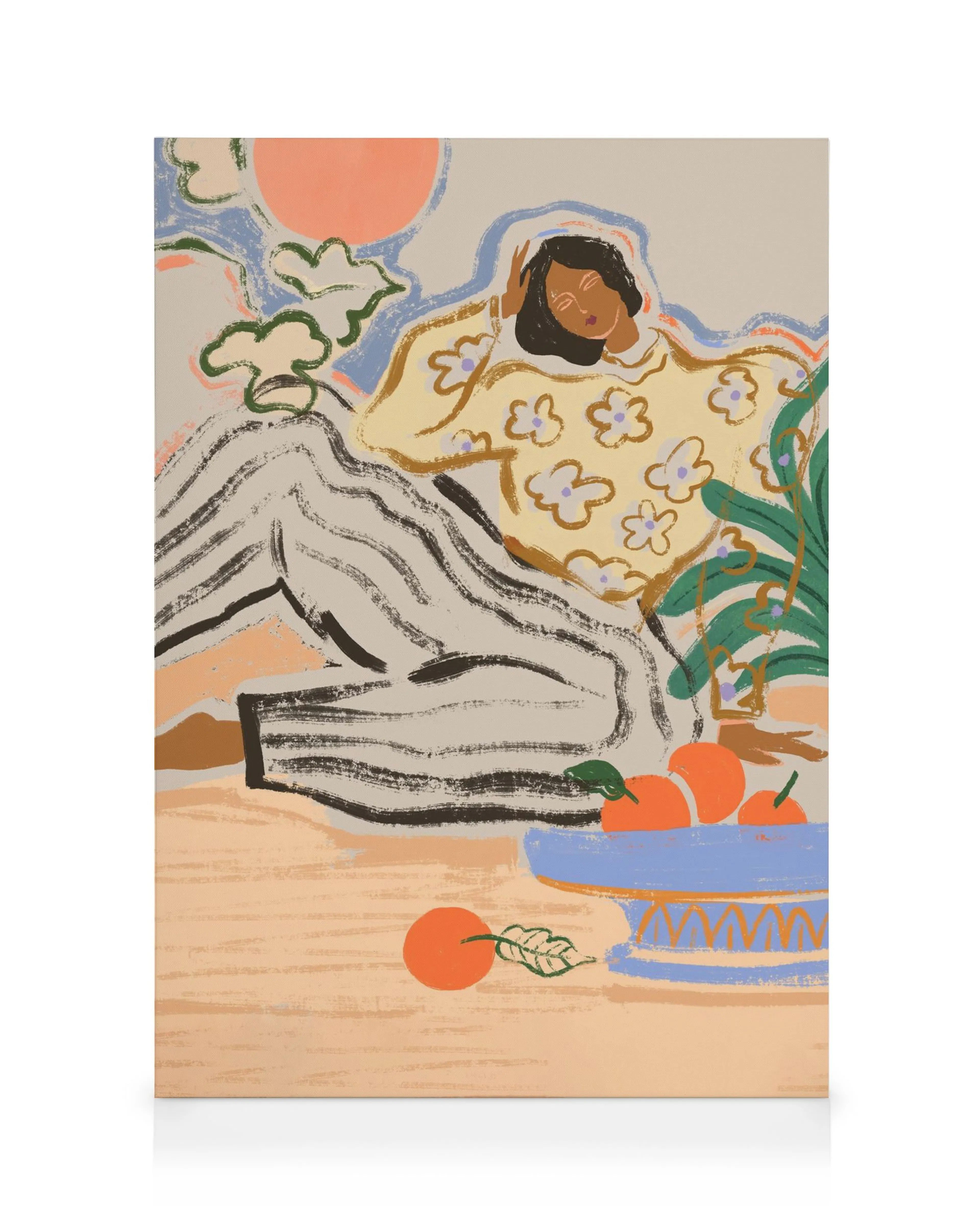 Toile Arty Guava, personne allongée sous une couverture à motifs, bol doranges, plantes et soleil éclatant sur ciel bleu.