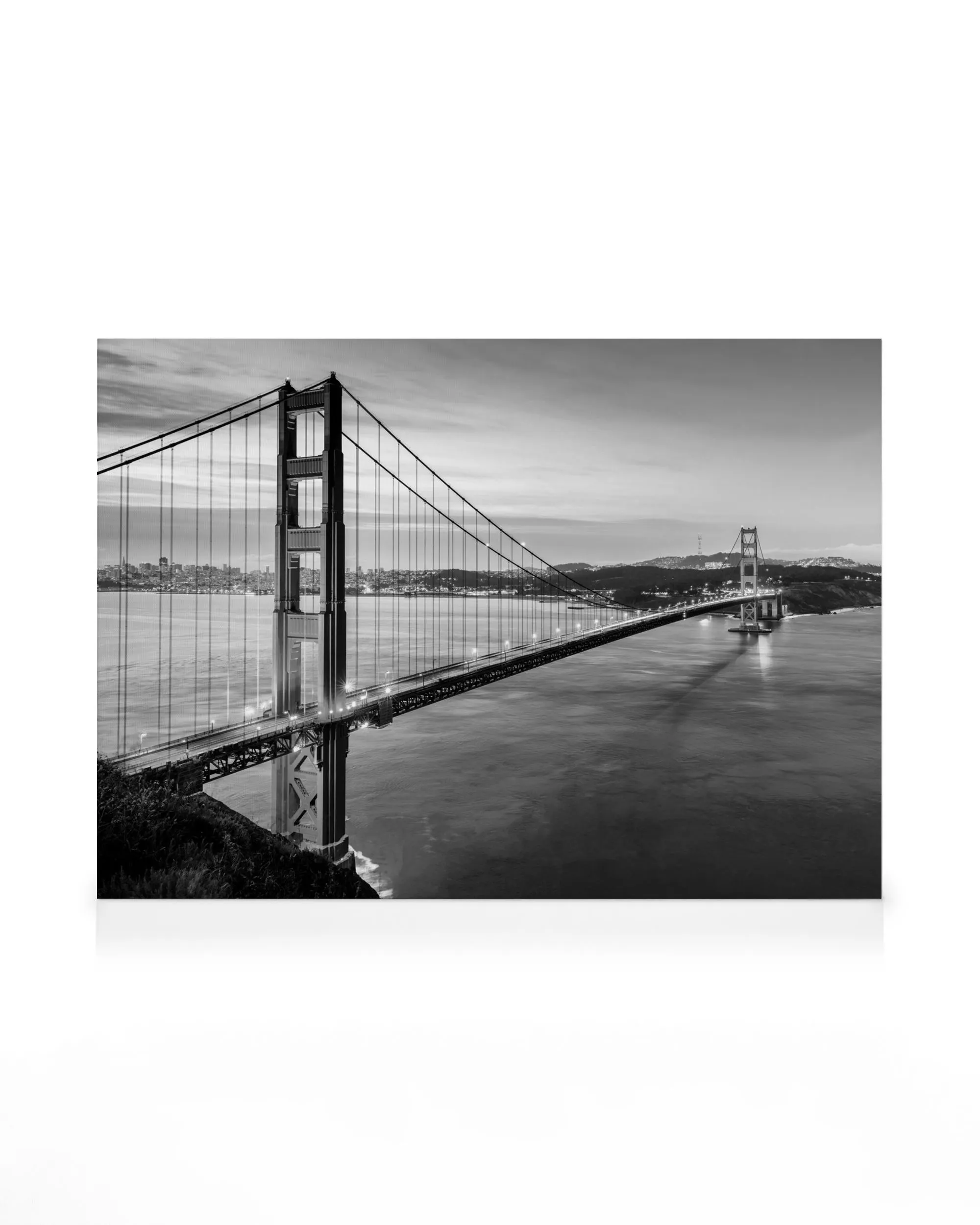 Golden Gate Bridge Leinwandbild in Schwarz-Weiß, nachts mit Reflexion im Wasser