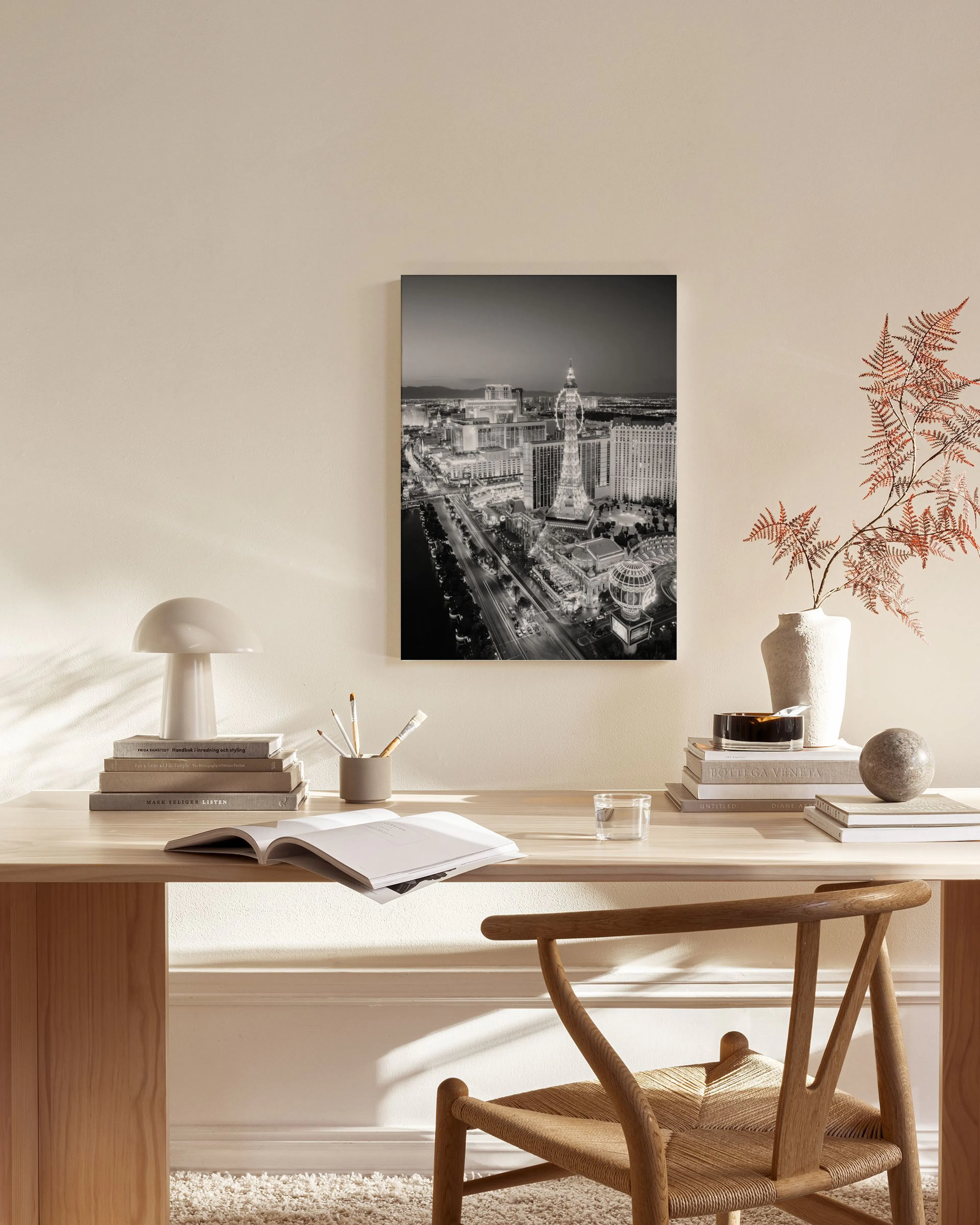 Leinwandbild mit schwarz-weißer Nachtansicht von Las Vegas, hängend in einem stilvollen Wohnzimmer über einem Sideboard.