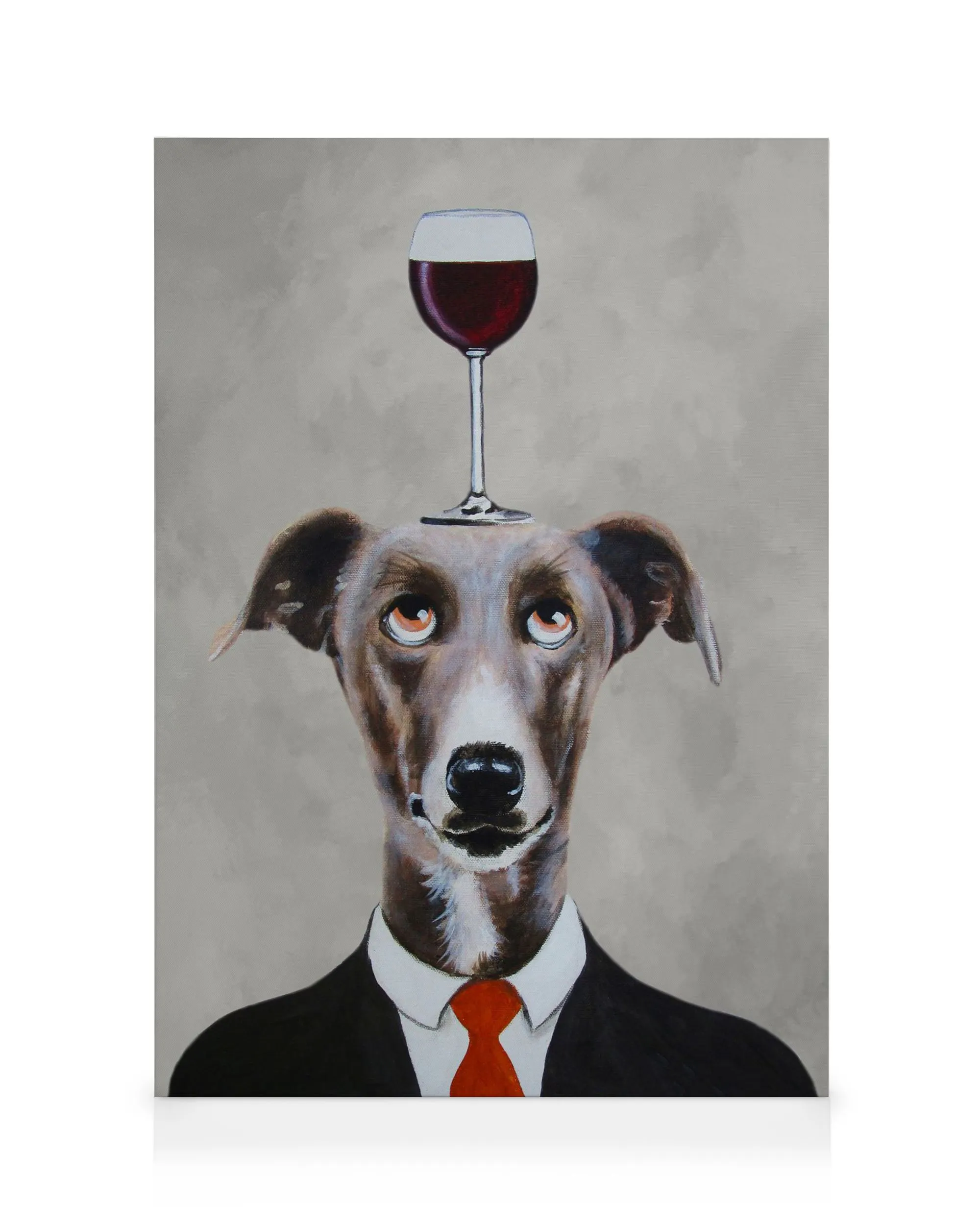 Quadro em tela de galgo castanho e preto de terno com taça de vinho na cabeça, fundo cinza