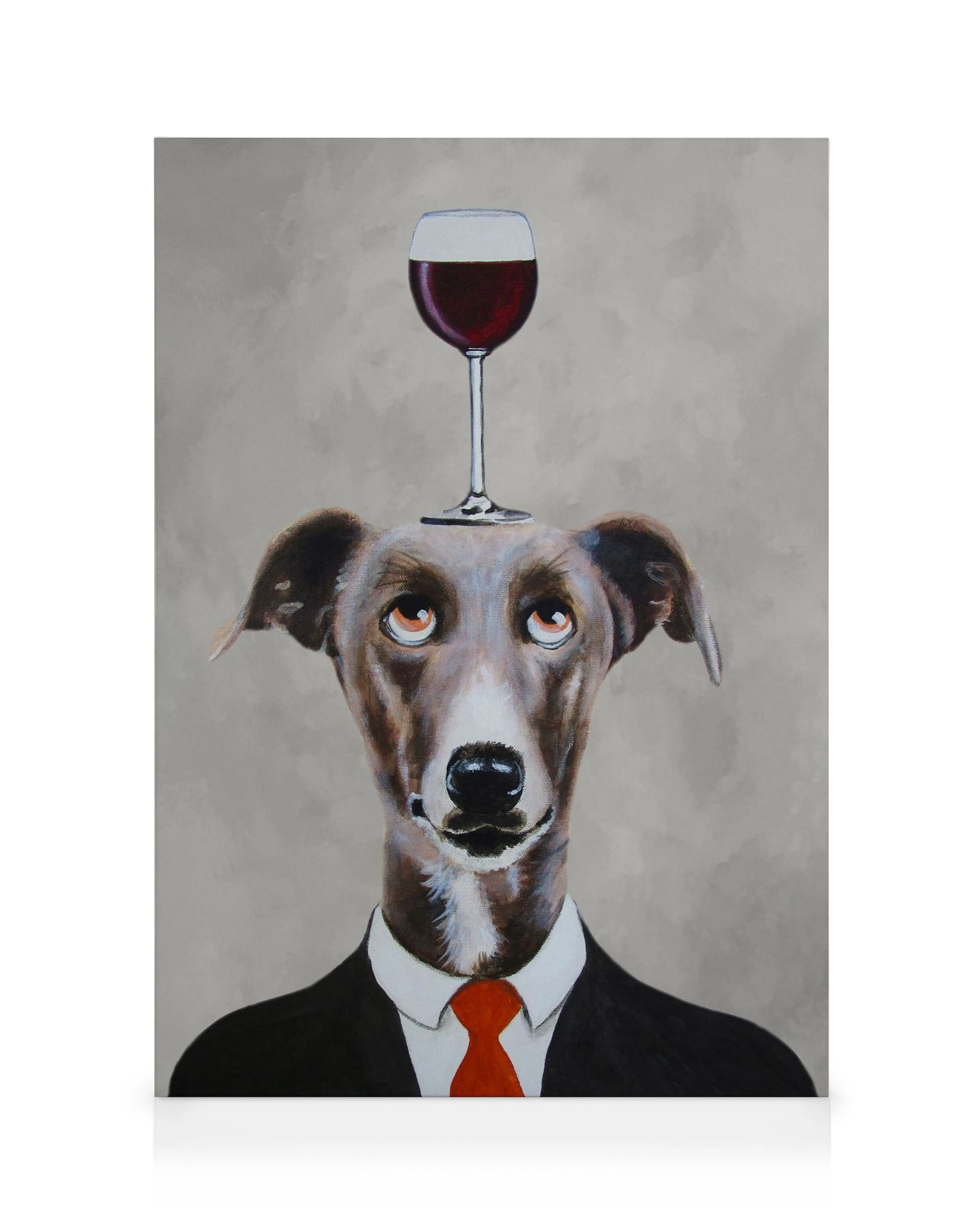 Quadro em tela de galgo castanho e preto de terno com taça de vinho na cabeça, fundo cinza