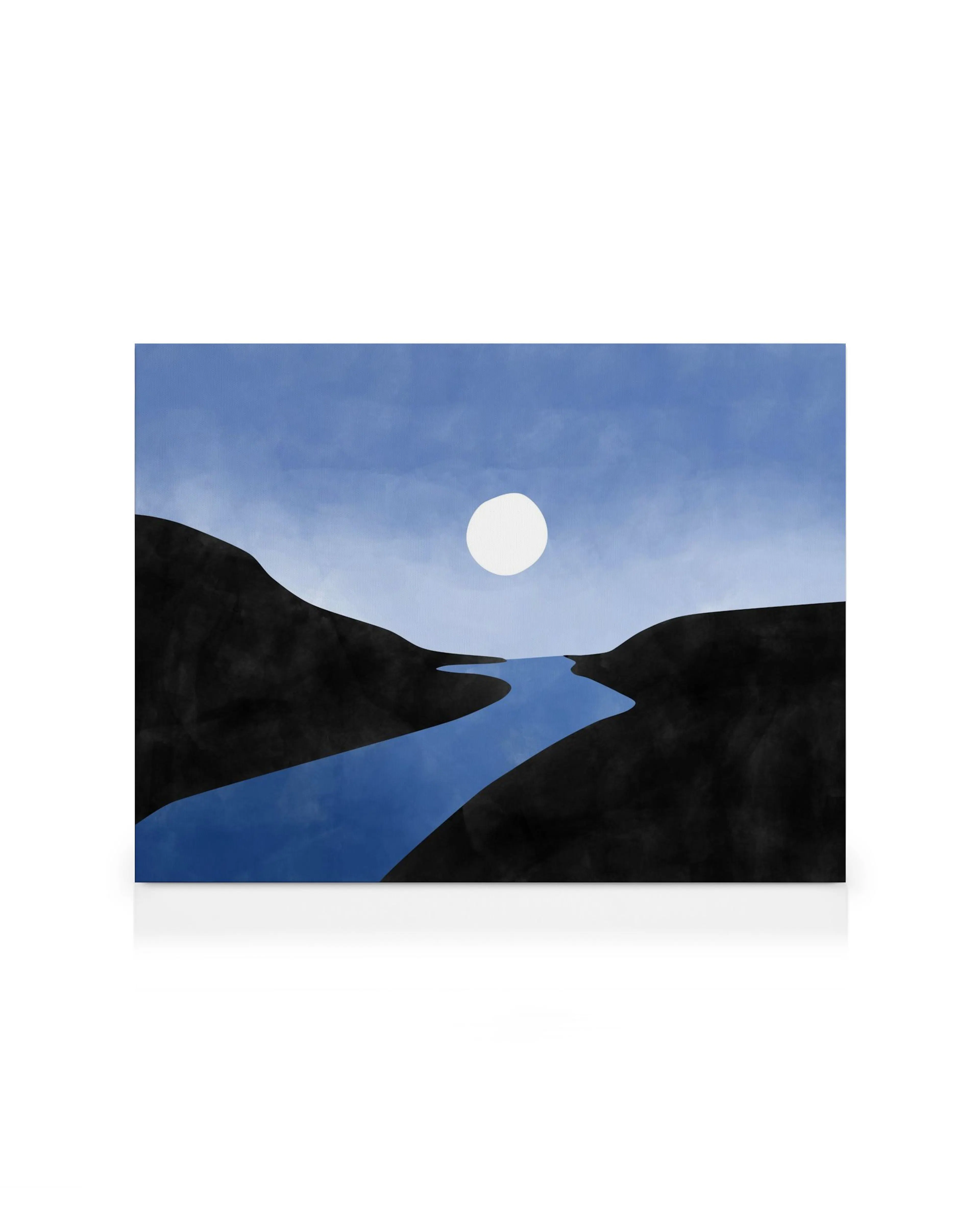 Leinwandbild Sommernacht: Minimalistische Darstellung eines blauen Flusses, der durch dunkle Hügel unter einem klaren Himmel mit