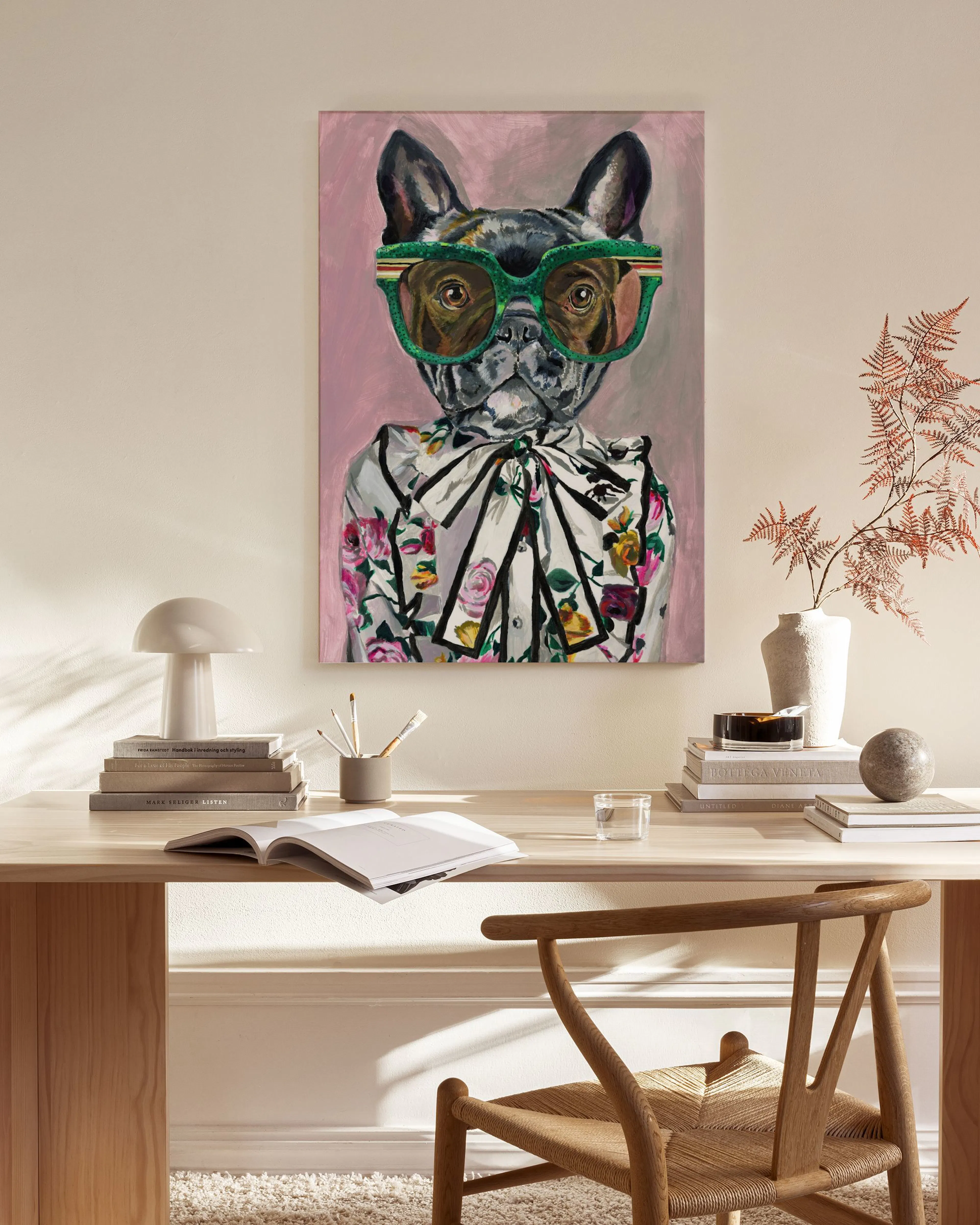Stampa su tela di un bulldog francese con occhiali da sole e camicia floreale, appesa in un soggiorno moderno sopra una credenza