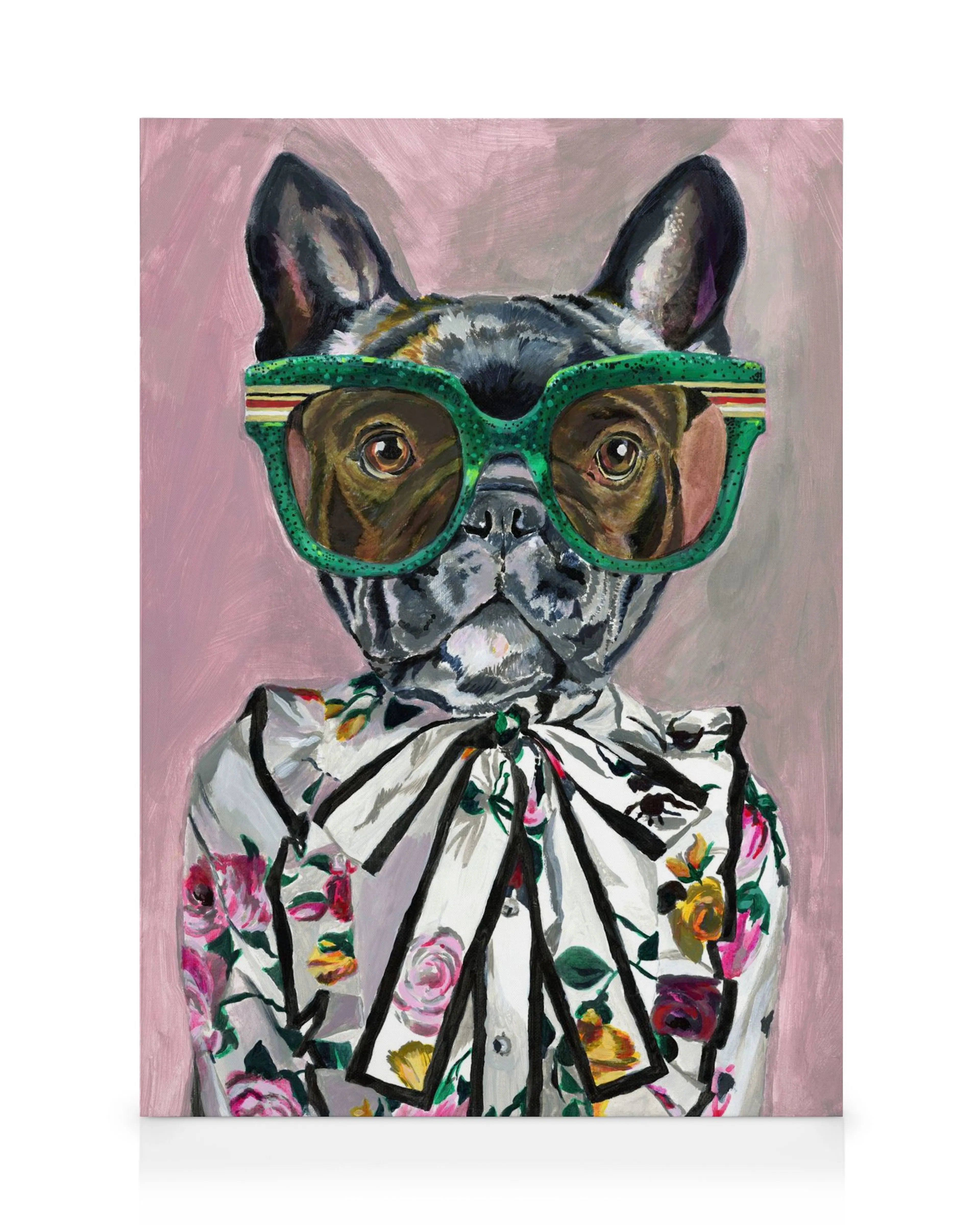 Stampa su tela di Bulldog Francese con occhiali verdi, camicia floreale colorata su sfondo rosa. Arte divertente.