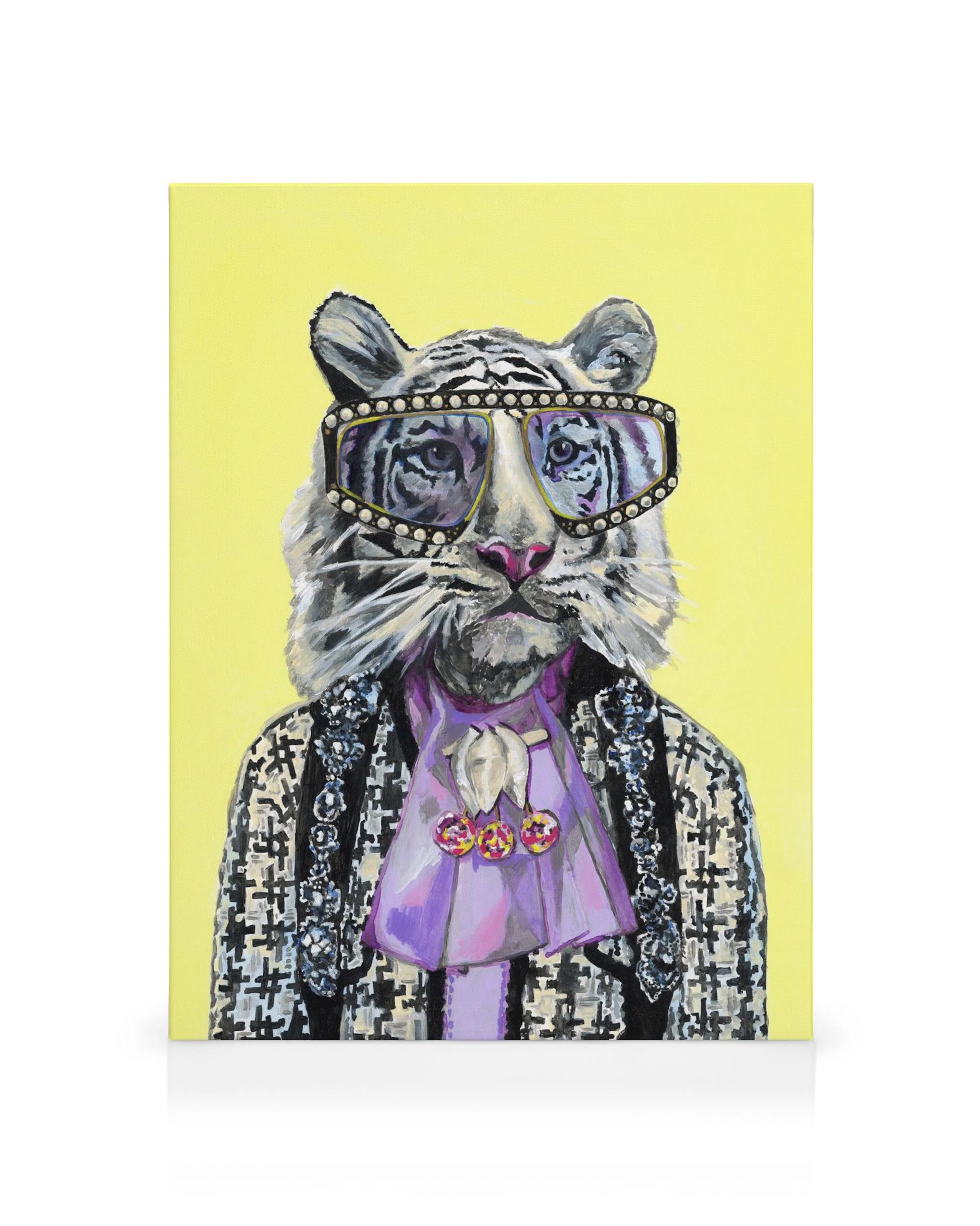 Heather Perry Artsy White Tiger, plátno, biely tiger v okuliaroch, čierno-biele sako, fialová kravata, žlté pozadie.
