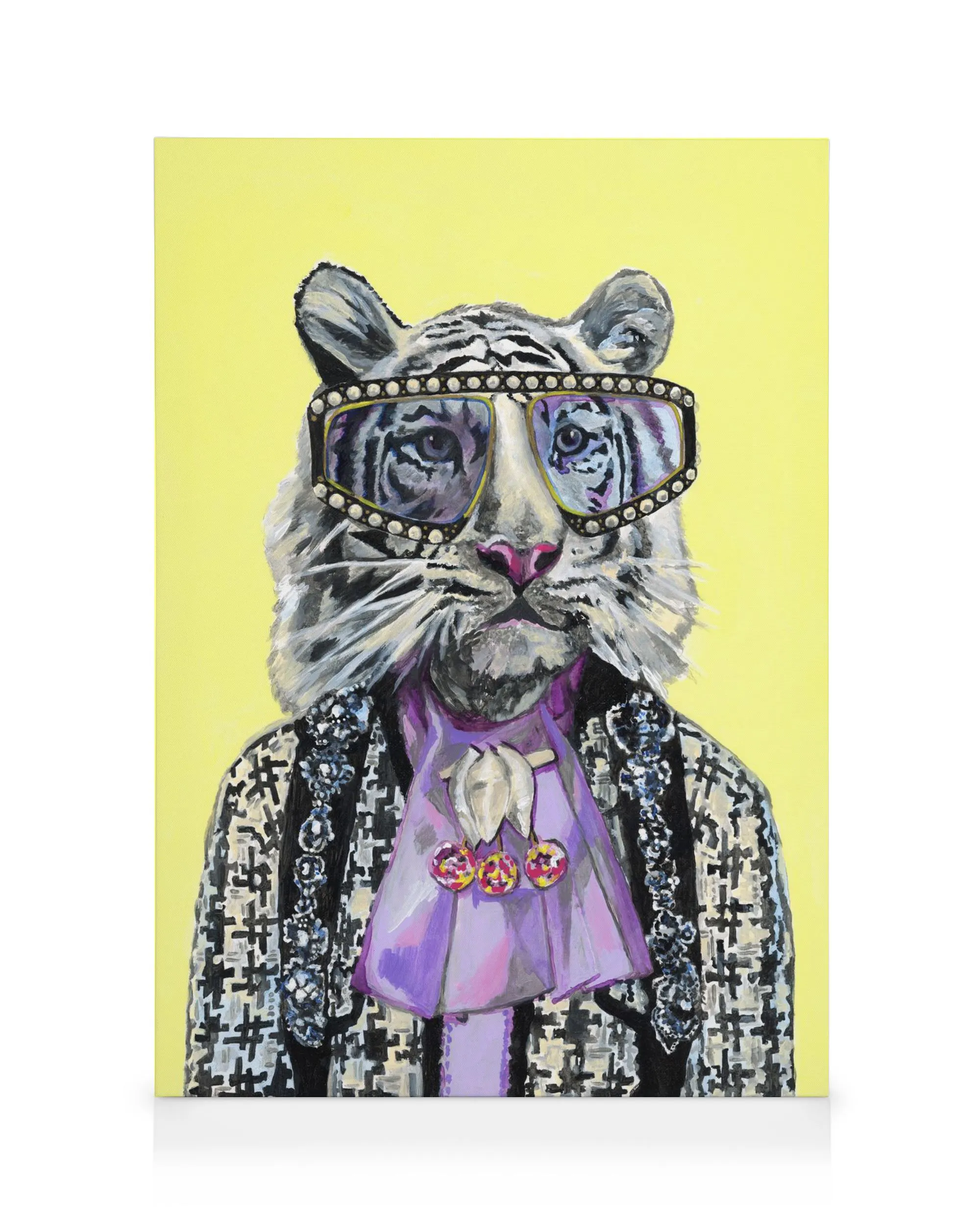 Artsy witte tijger met bril en patroonjack op gele achtergrond op canvas.