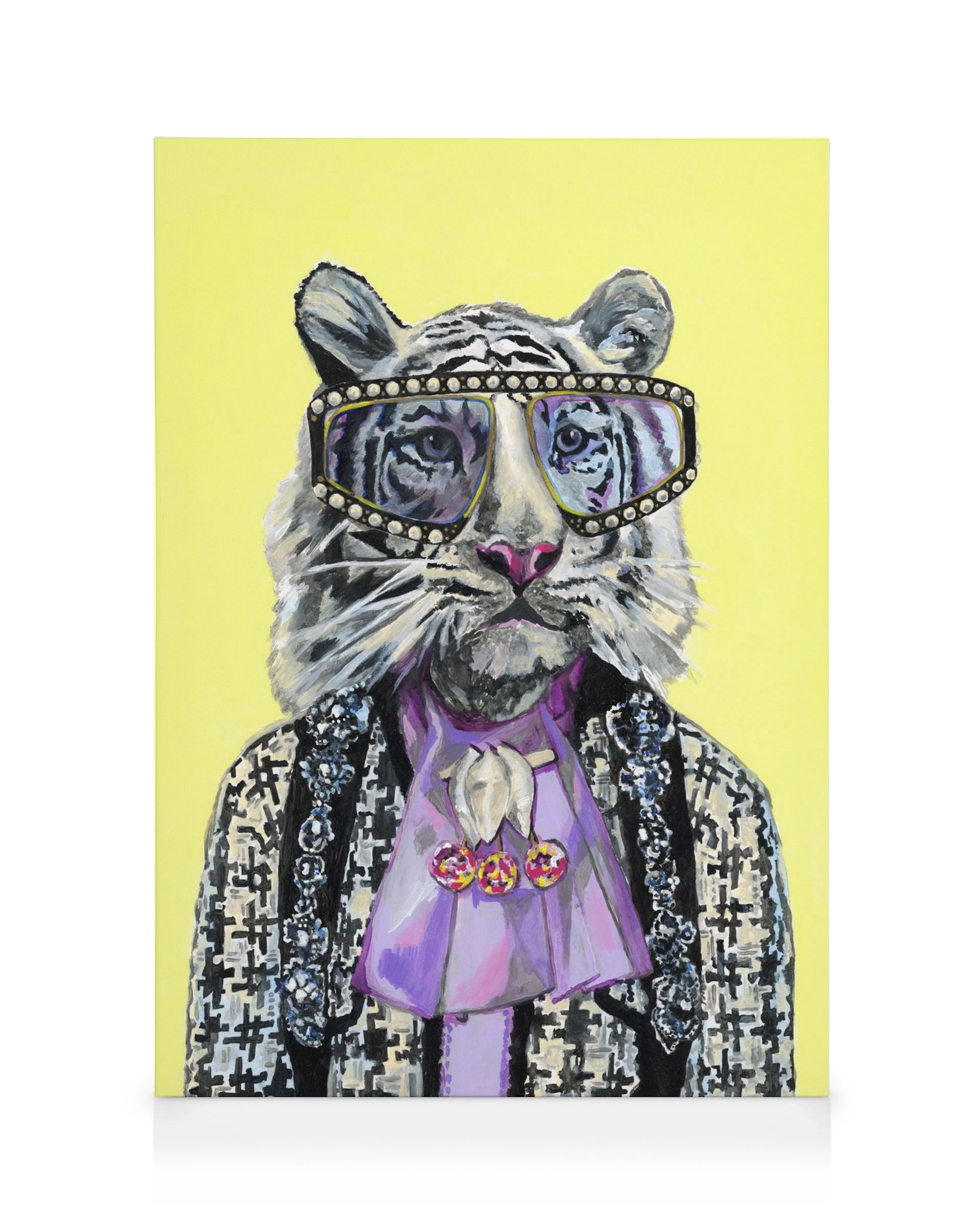 Artsy witte tijger met bril en patroonjack op gele achtergrond op canvas.