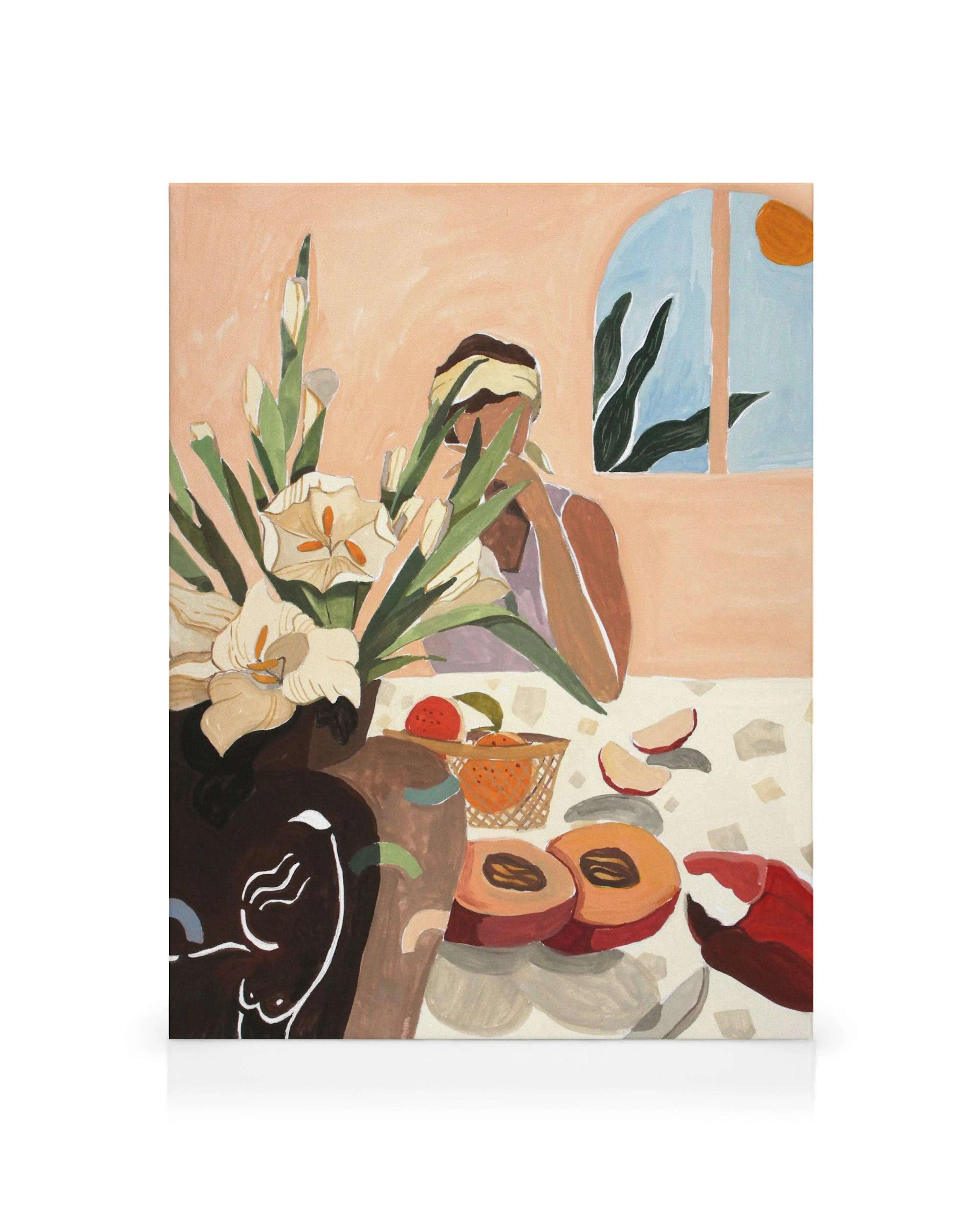 Maleri med en person ved et brunchbord, blomster, frugt og et vindue. Lærred i varme nuancer.