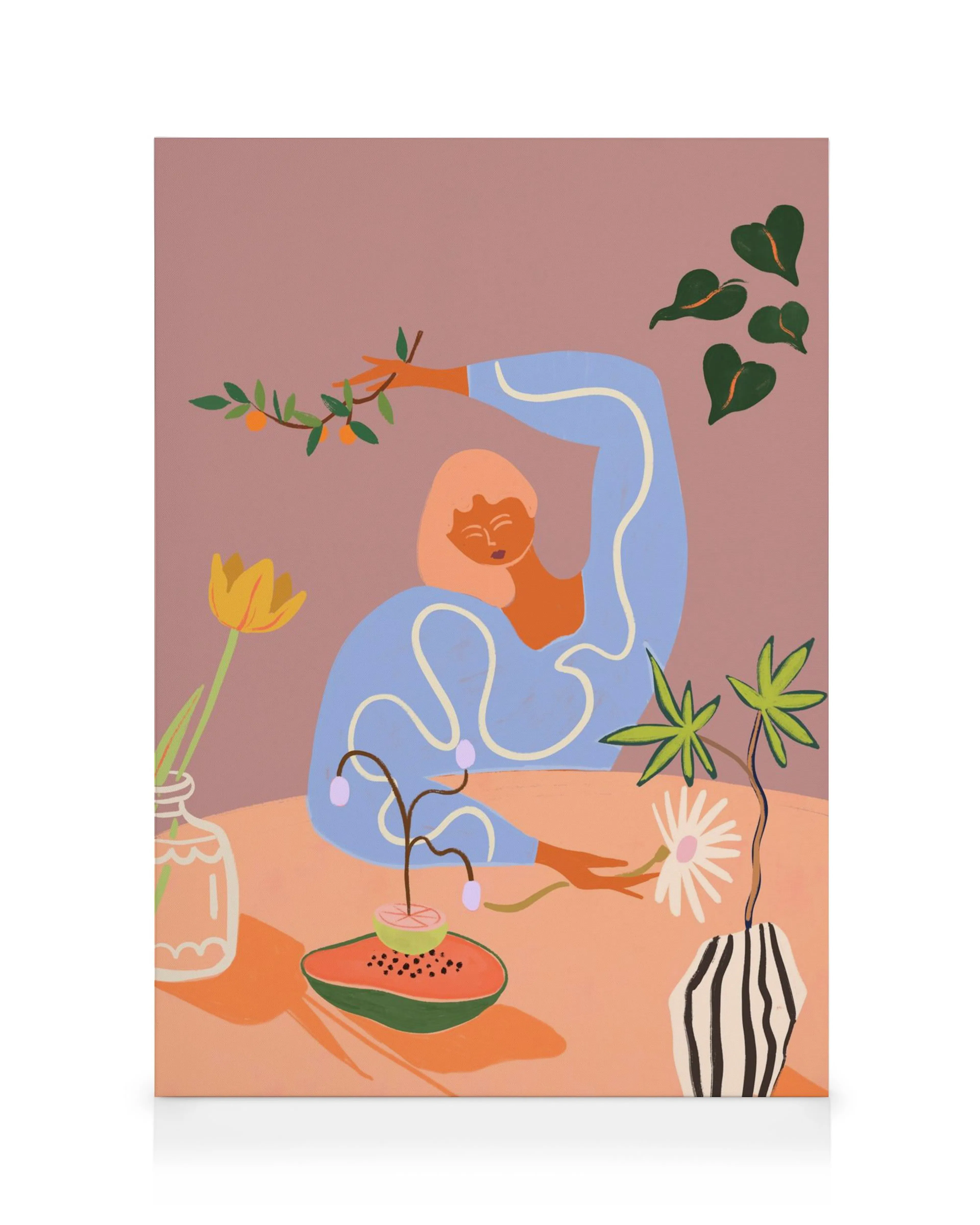 Arty Guava lærred: En kvinde i blå bluse omgiver sig med planter, frugter og grønne blade i en illustration med jordfarver.