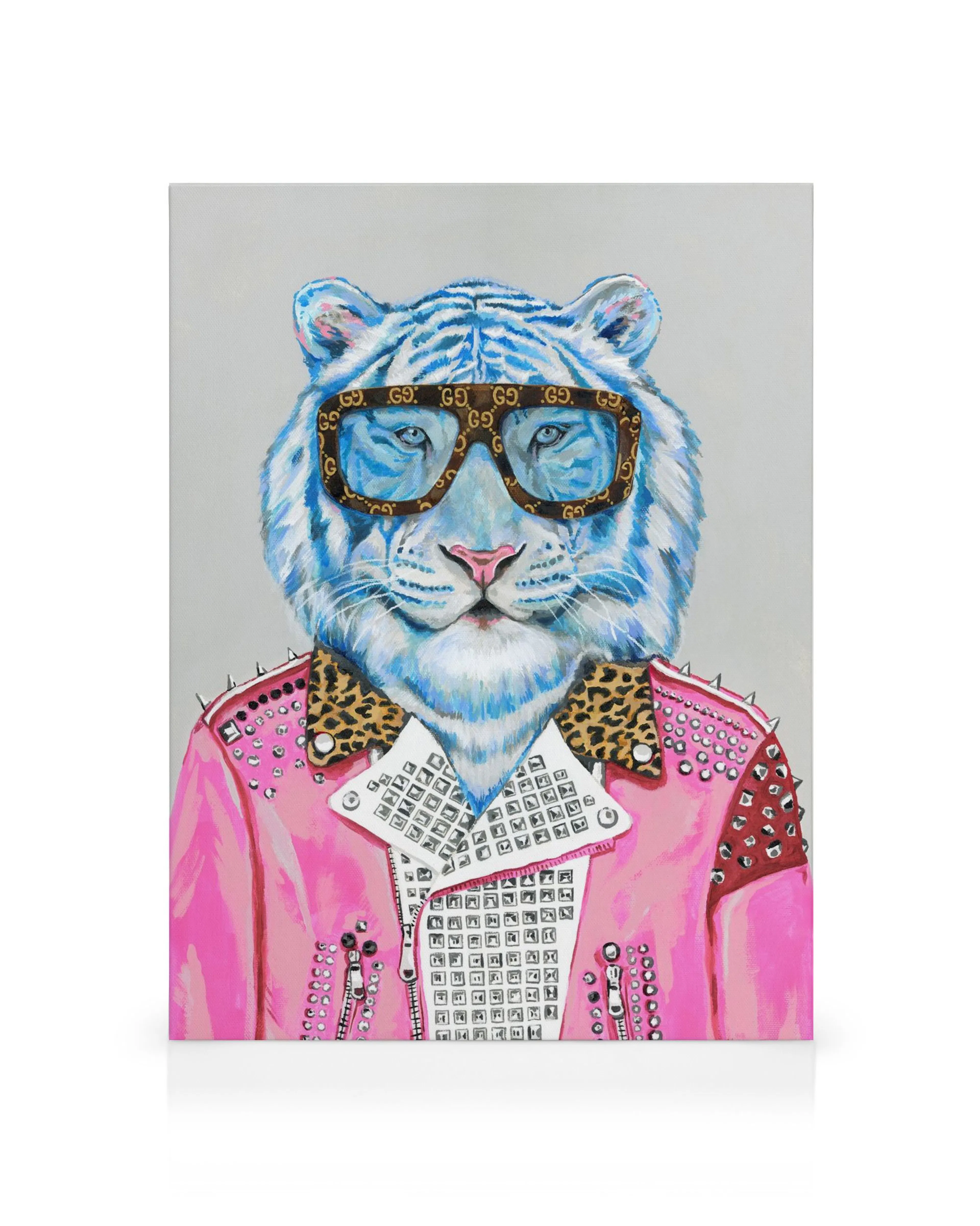 Obraz na plátne s modrým tigrom v ružovej koženej bunde s cvočkami a leopardím vzorom, okuliarmi Gucci.