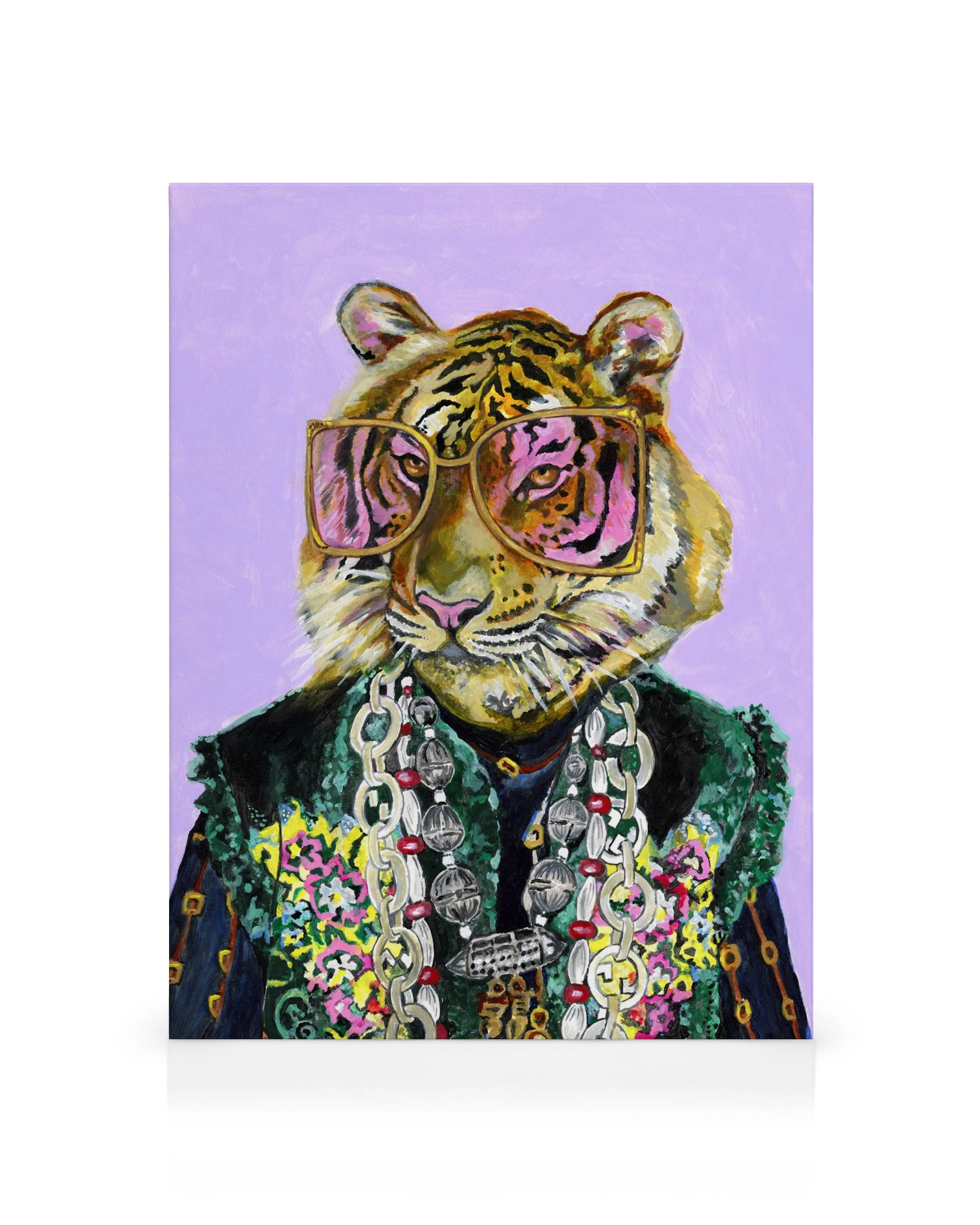 Artsy Bengal tijger canvas: speelse tijger met roze zonnebril, zwarte jas, zilveren kettingen op paarse achtergrond.