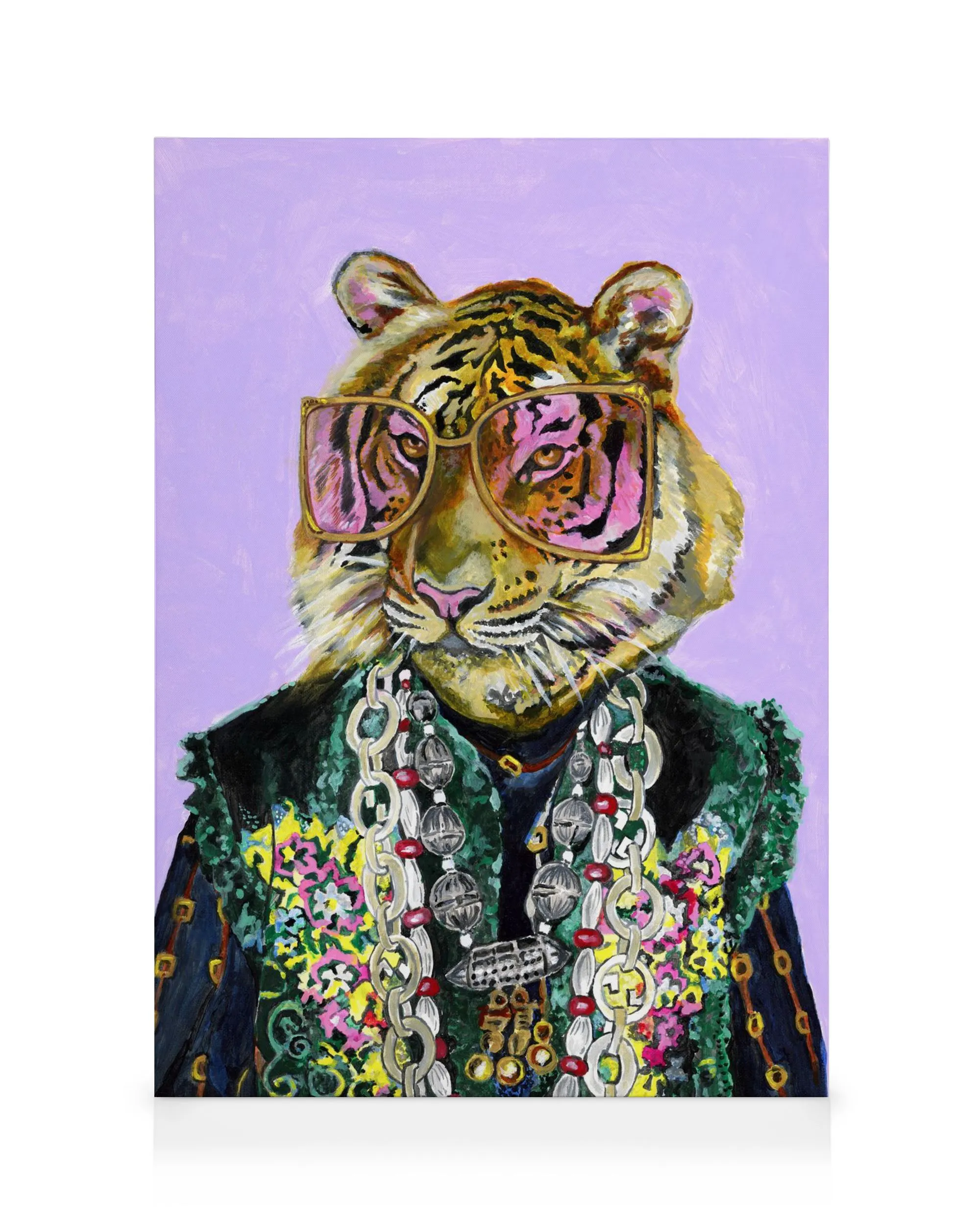 Artsy Bengal tijger canvas: speelse tijger met roze zonnebril, zwarte jas, zilveren kettingen op paarse achtergrond.