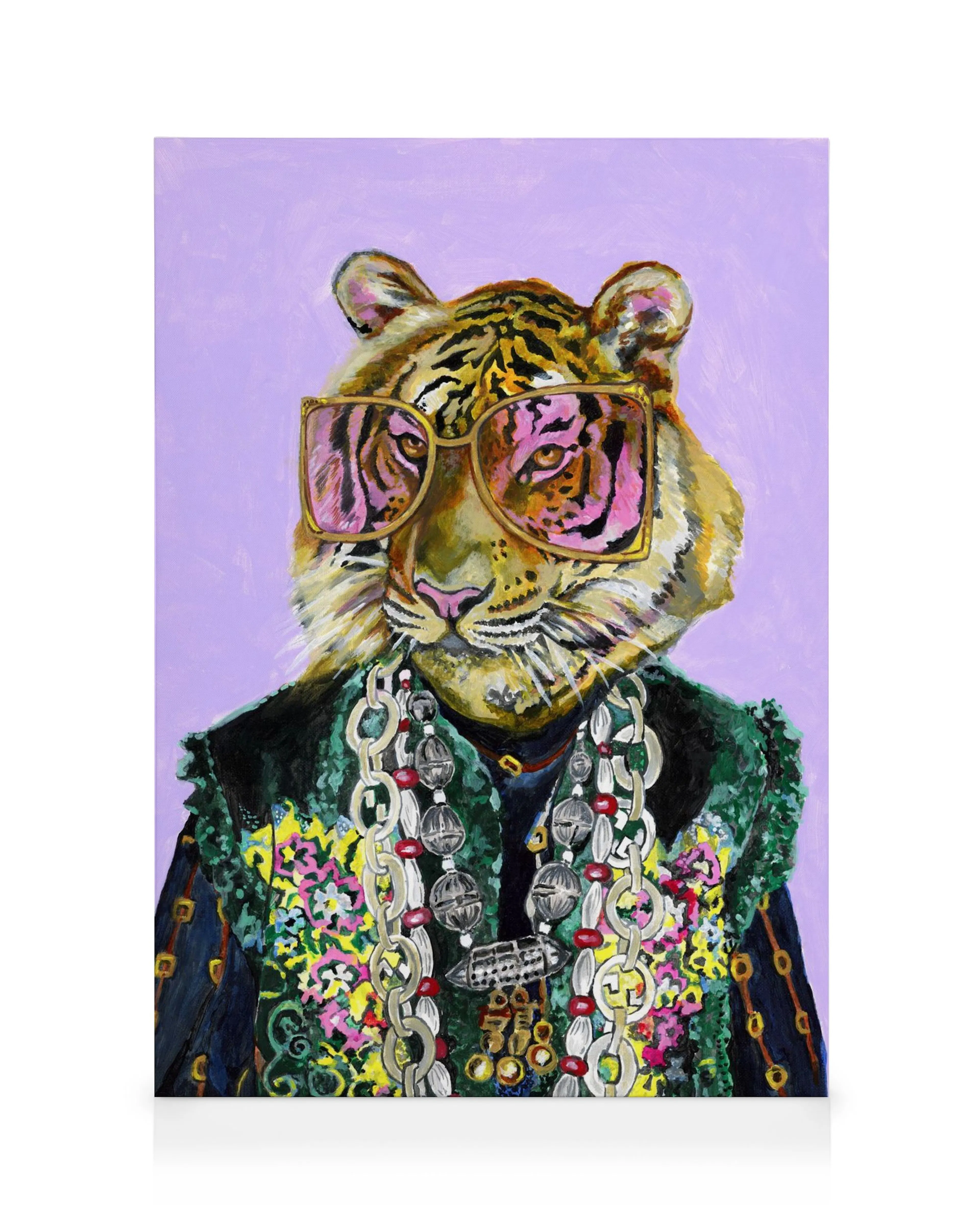 Artsy Bengal tijger canvas: speelse tijger met roze zonnebril, zwarte jas, zilveren kettingen op paarse achtergrond.