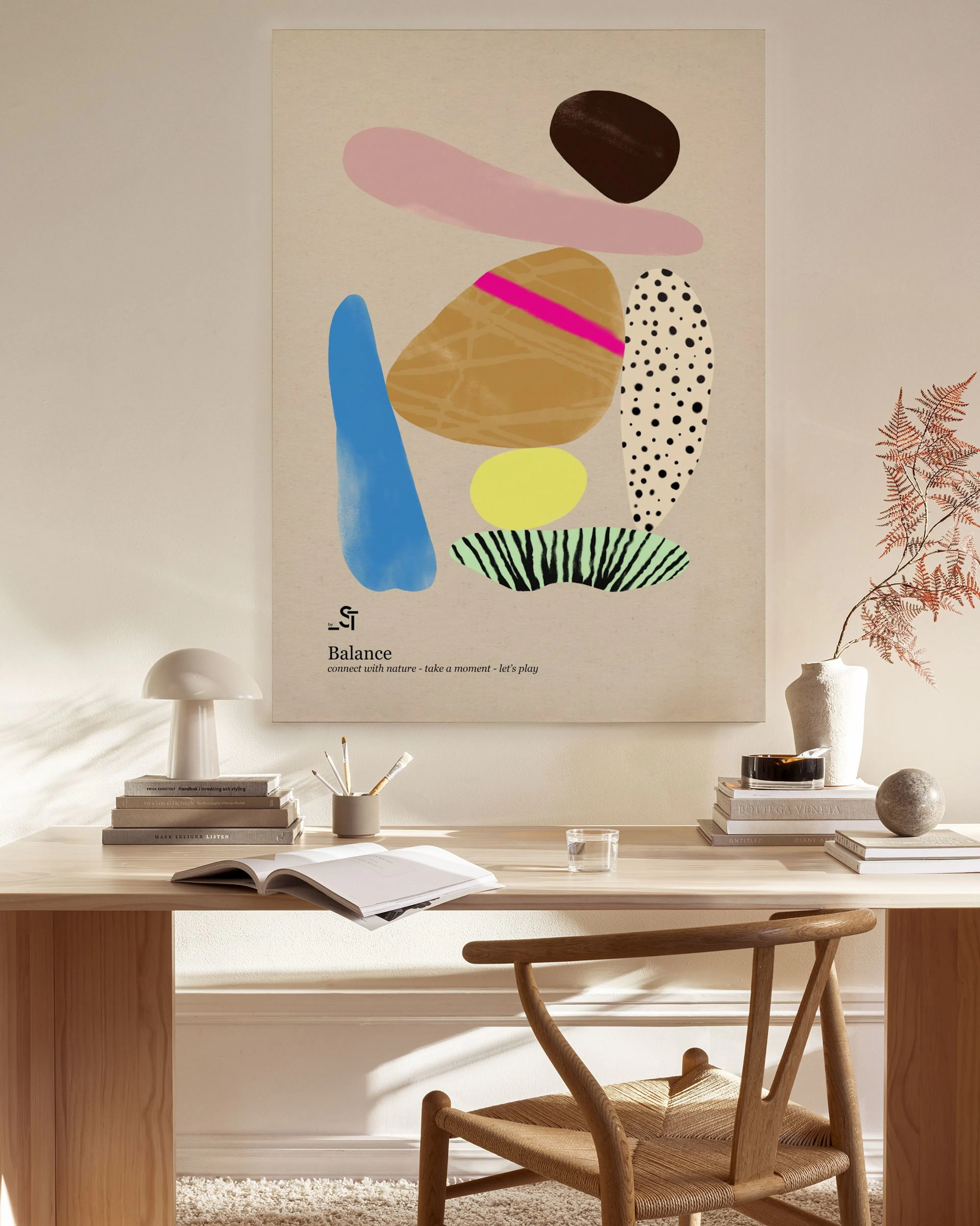 Leinwandbild mit abstrakten Formen in Braun, Rosa, Gelb und Blau, hängend über einem Sideboard im Wohnzimmer.