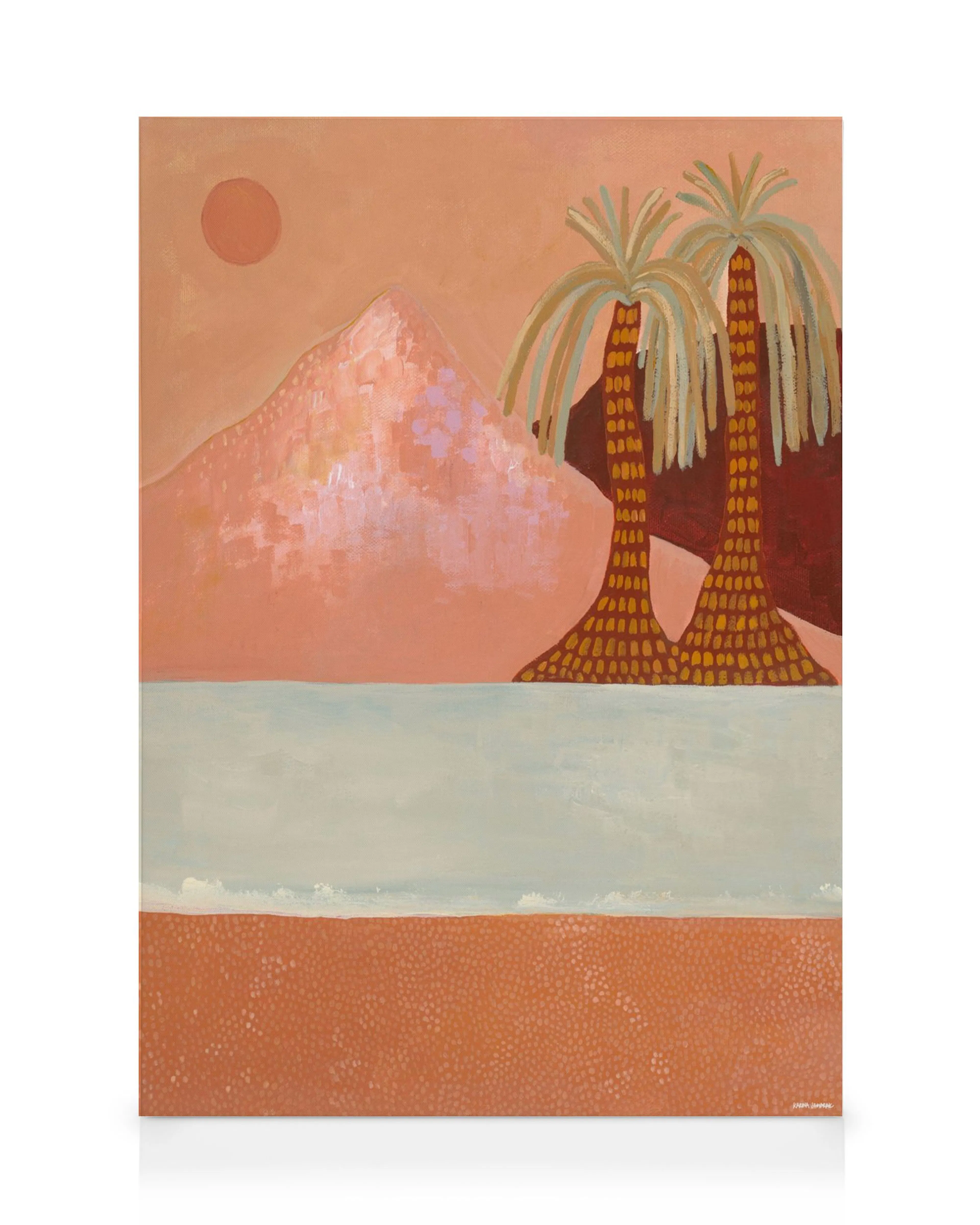 Een canvas met een woestijnlandschap in roze tinten, met twee palmbomen, bergen, een zon en water.