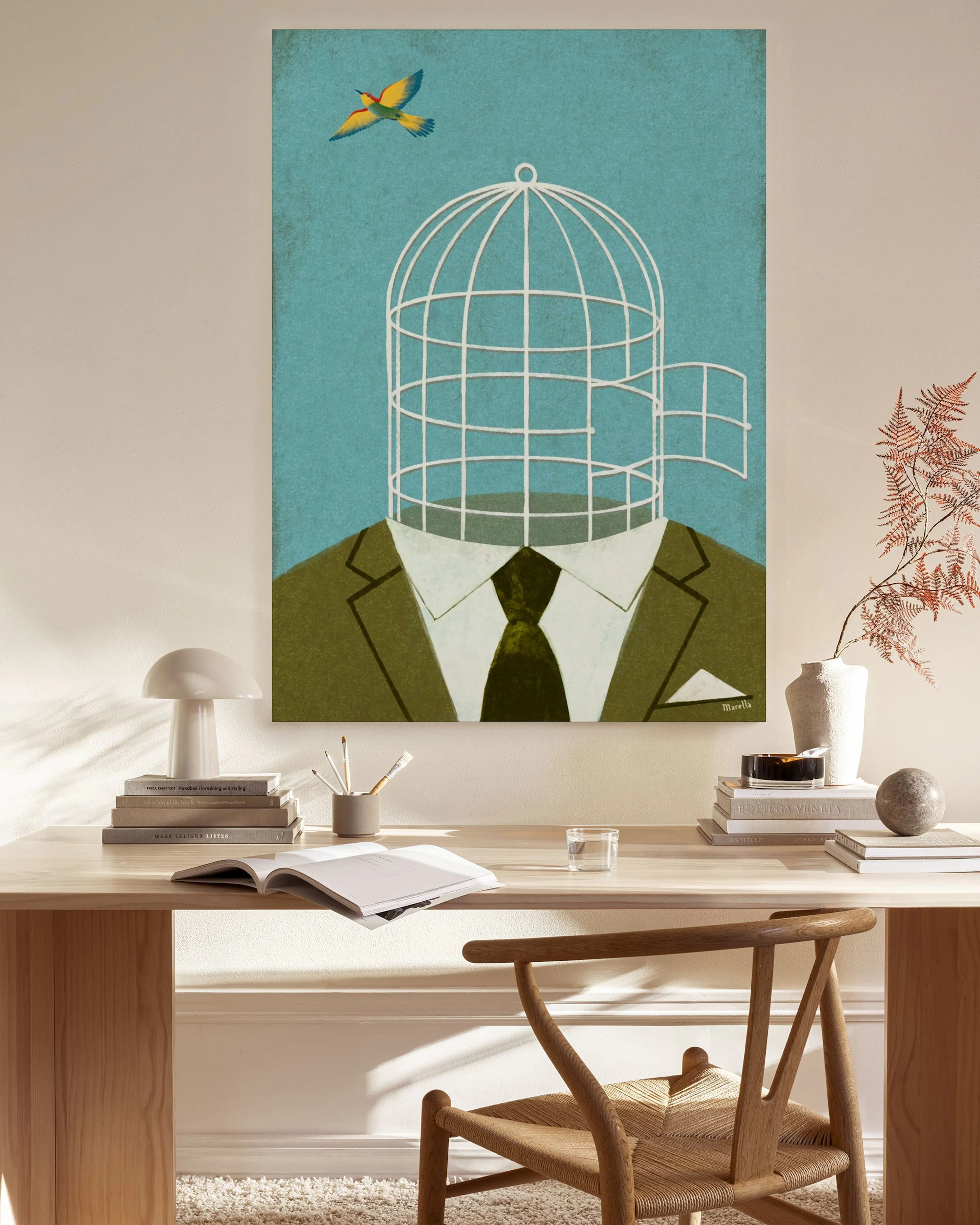 Toile homme-cage à oiseaux bleue et verte, avec un oiseau séchappant, accrochée dans un salon moderne.