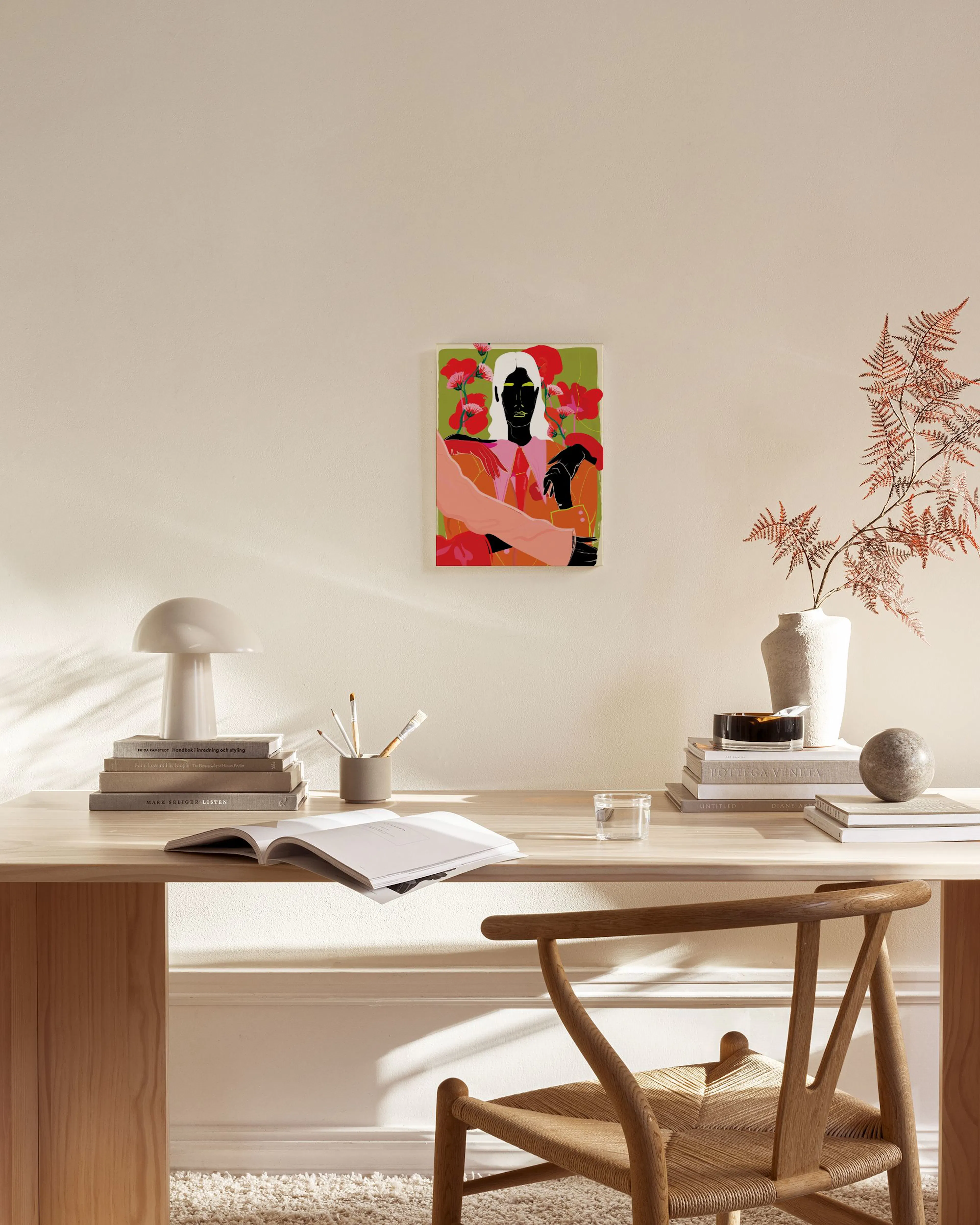 Leinwandbild mit einer Person in orangefarbener Kleidung und roten Blumen, hängt über einem Sideboard im Wohnzimmer.