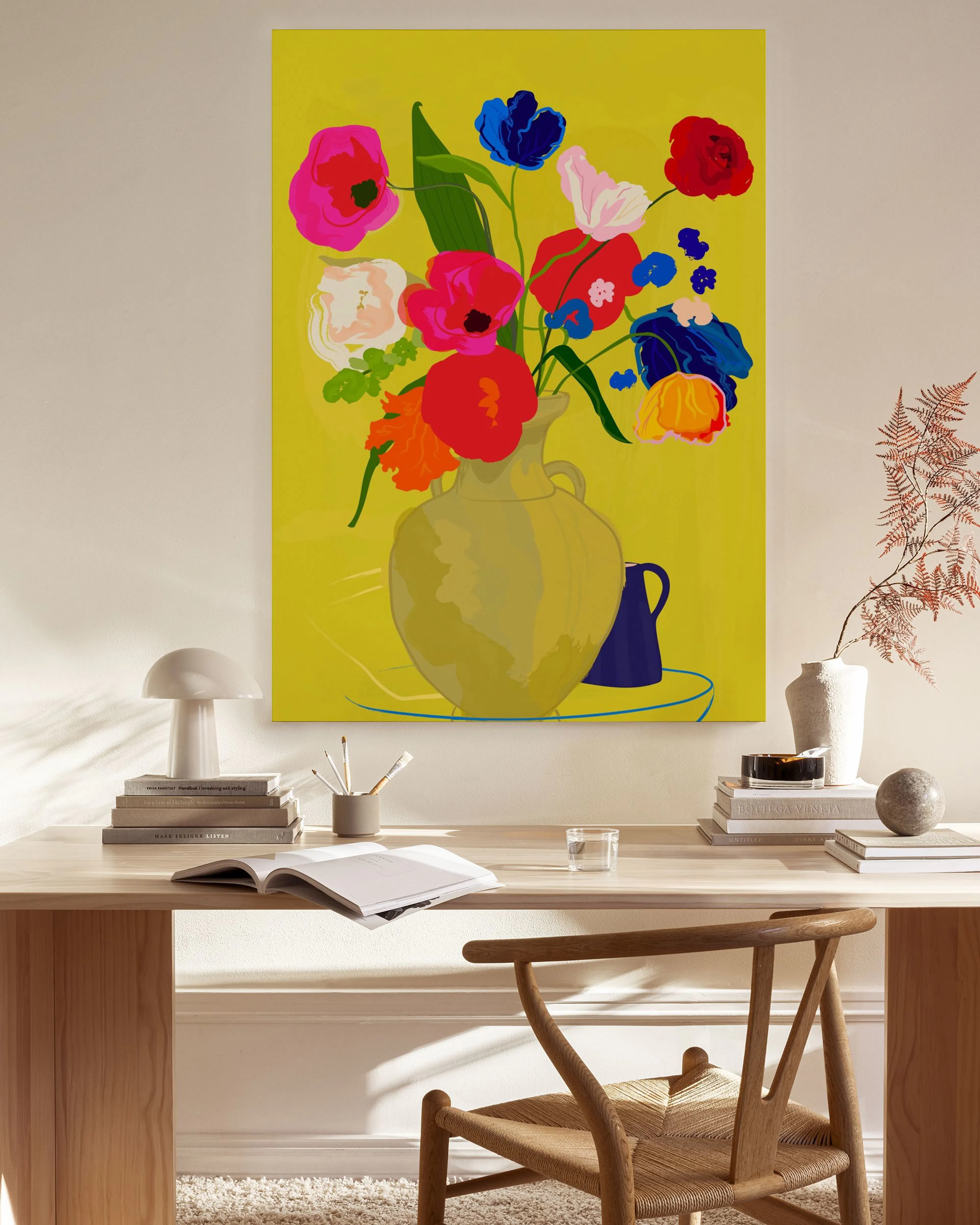Leinwandbild mit farbenfrohem Blumenstrauß in Vase auf gelbem Hintergrund, hängend im Wohnzimmer über einem Sideboard.