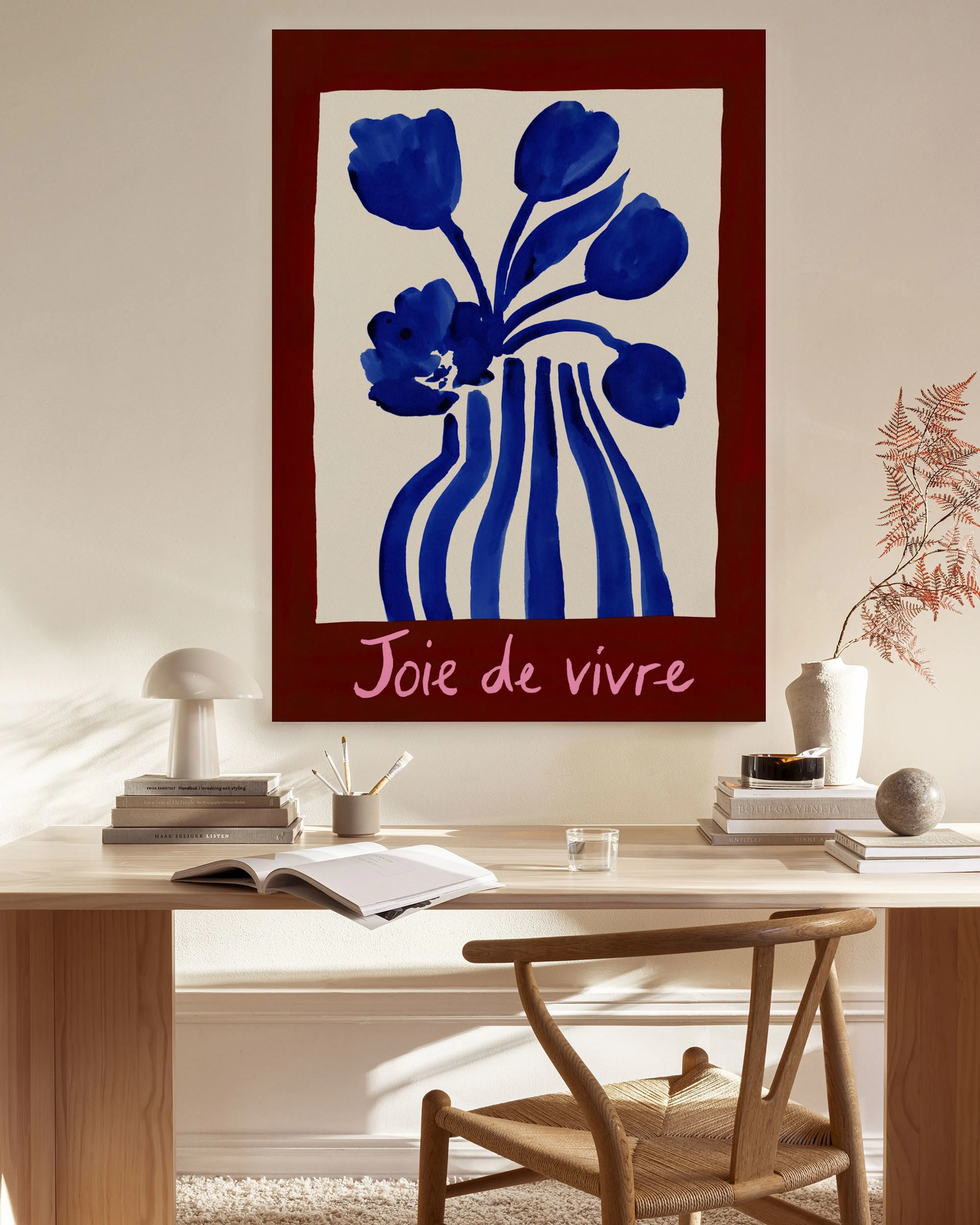 Toile Joie de vivre avec des fleurs bleues dans un vase rayé blanc et bleu, sur un fond marron, dans un salon moderne.