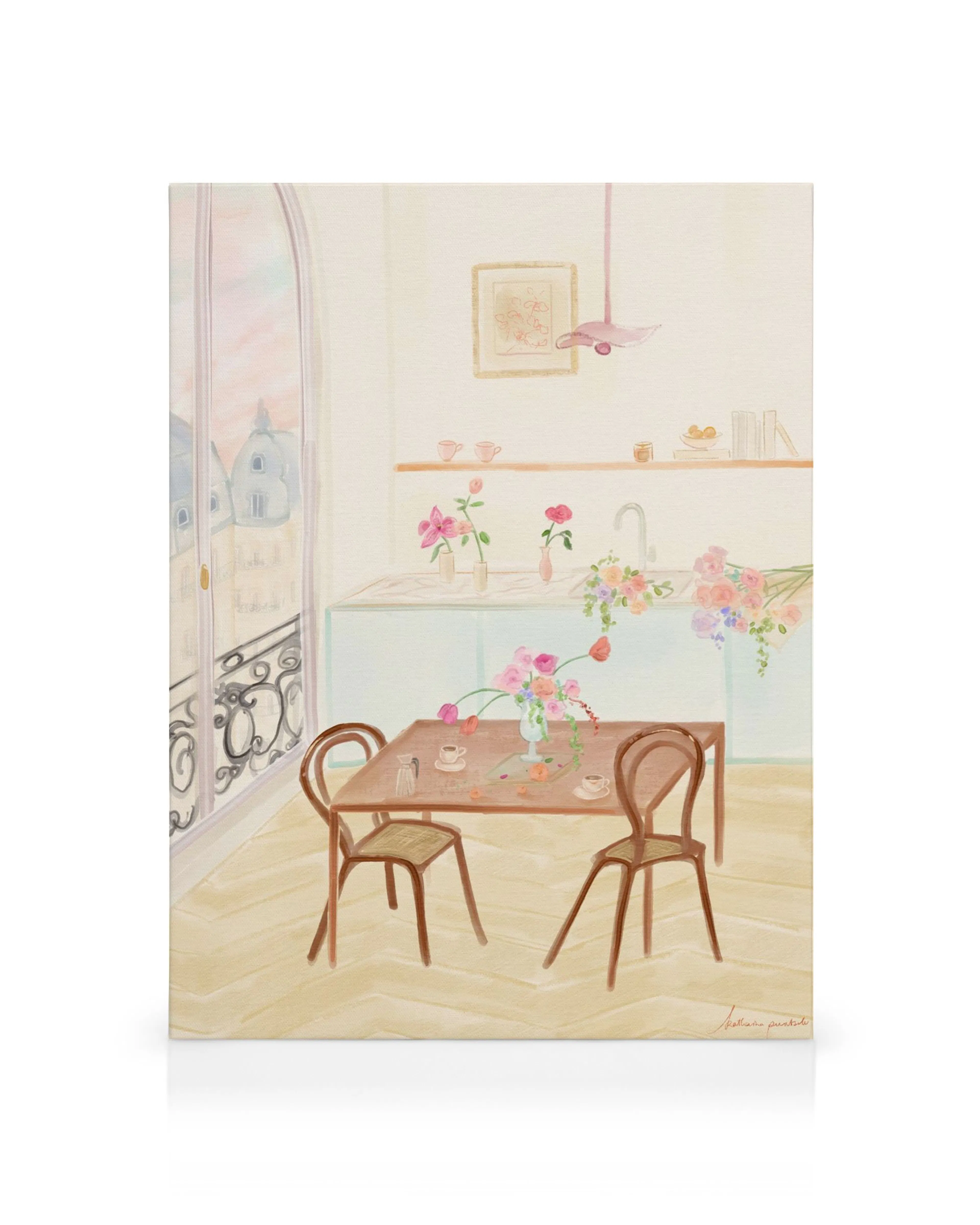 Tela decorativa de uma cozinha parisiense com janela arqueada, mesa de madeira, cadeiras e flores frescas.