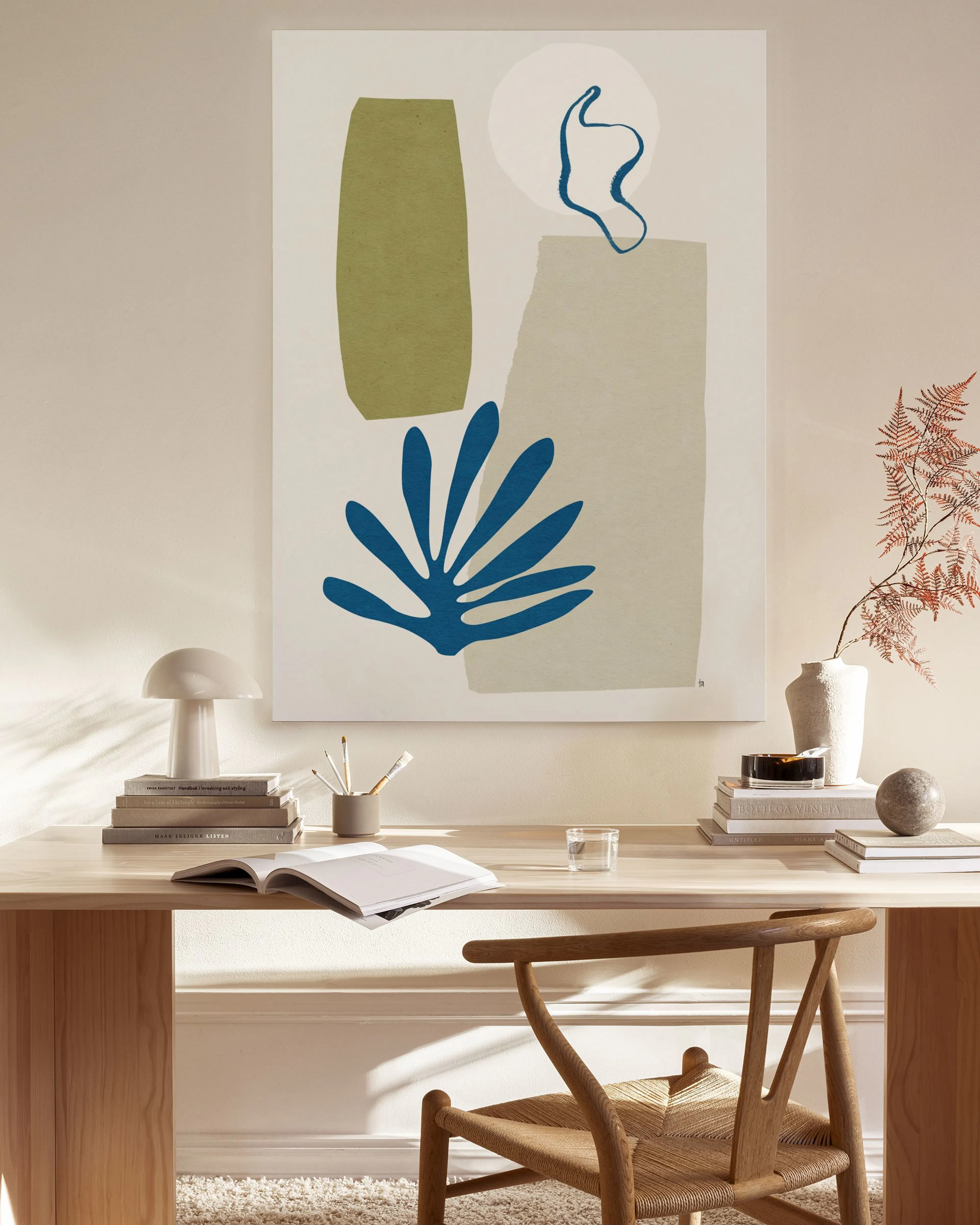 Lienzo abstracto con formas orgánicas en verde oliva, beige y azul, colgado en una sala moderna sobre un mueble.