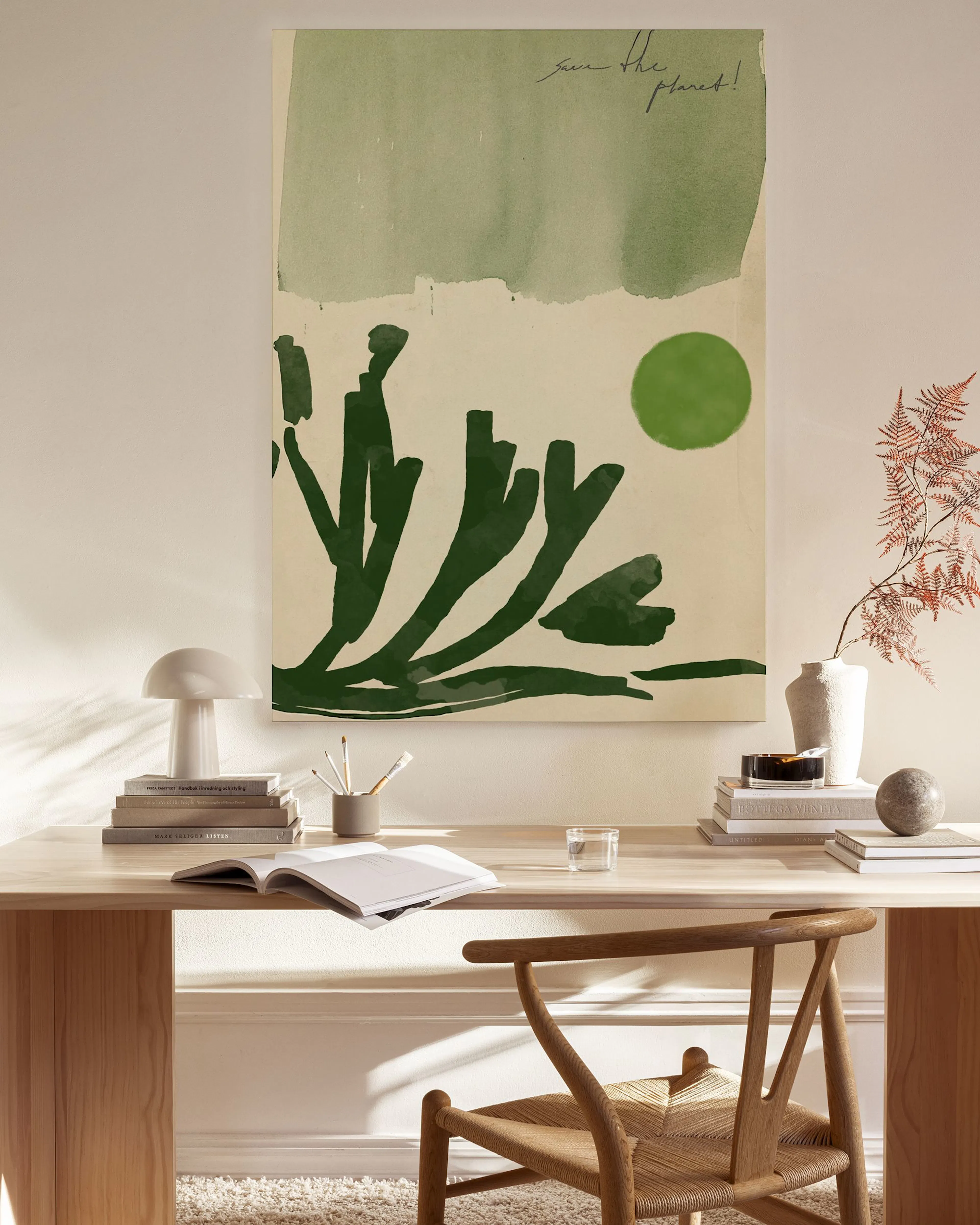 Lienzo con formas botánicas verdes y un círculo, colgado en una sala de estar moderna sobre un mueble de madera.