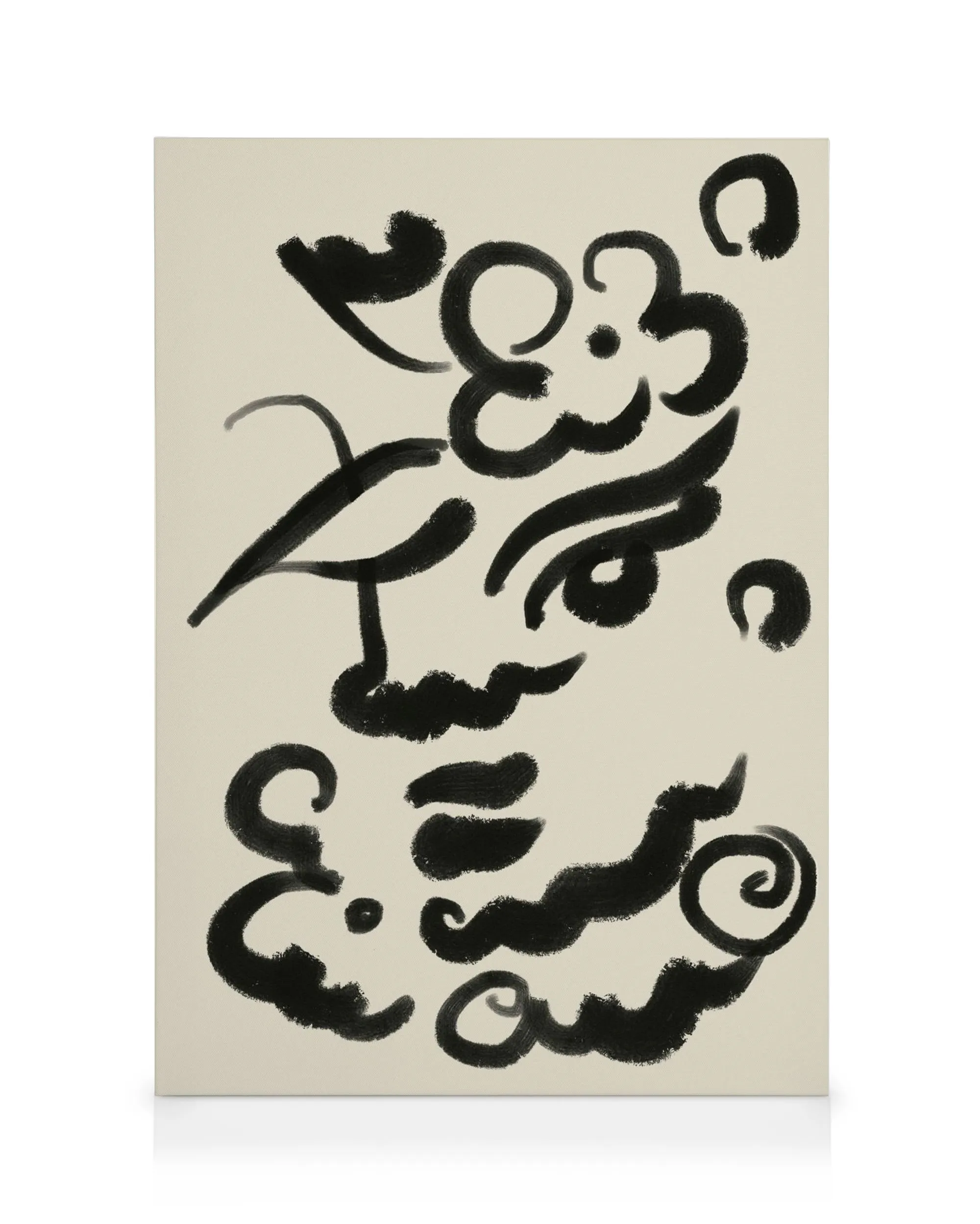 Een canvas met abstracte zwarte penseelstreken die een gezicht en golvende vormen voorstellen op een lichte achtergrond.