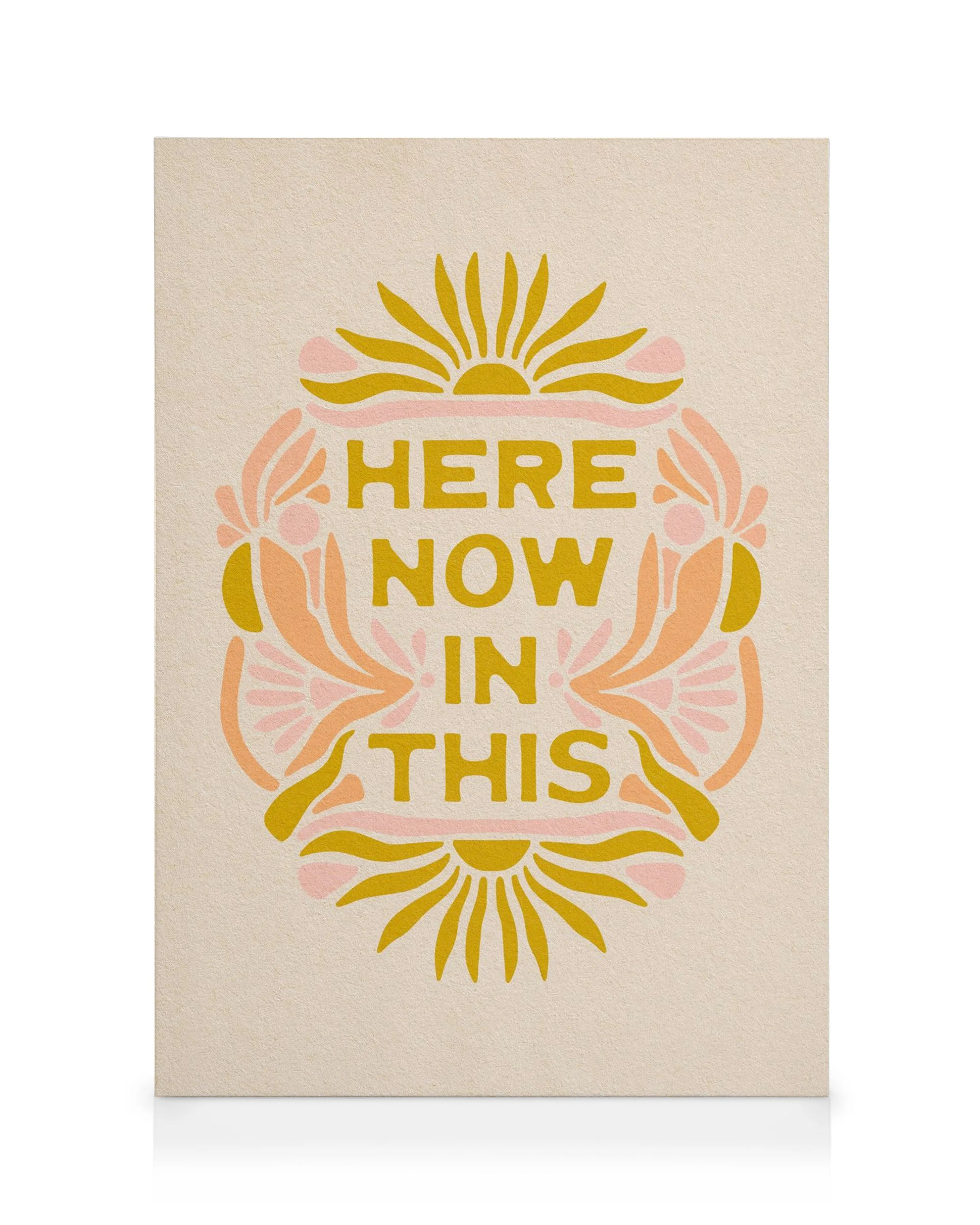Toile avec typographie jaune et fleurs abstraites aux couleurs chaudes, formant un motif floral joyeux.
