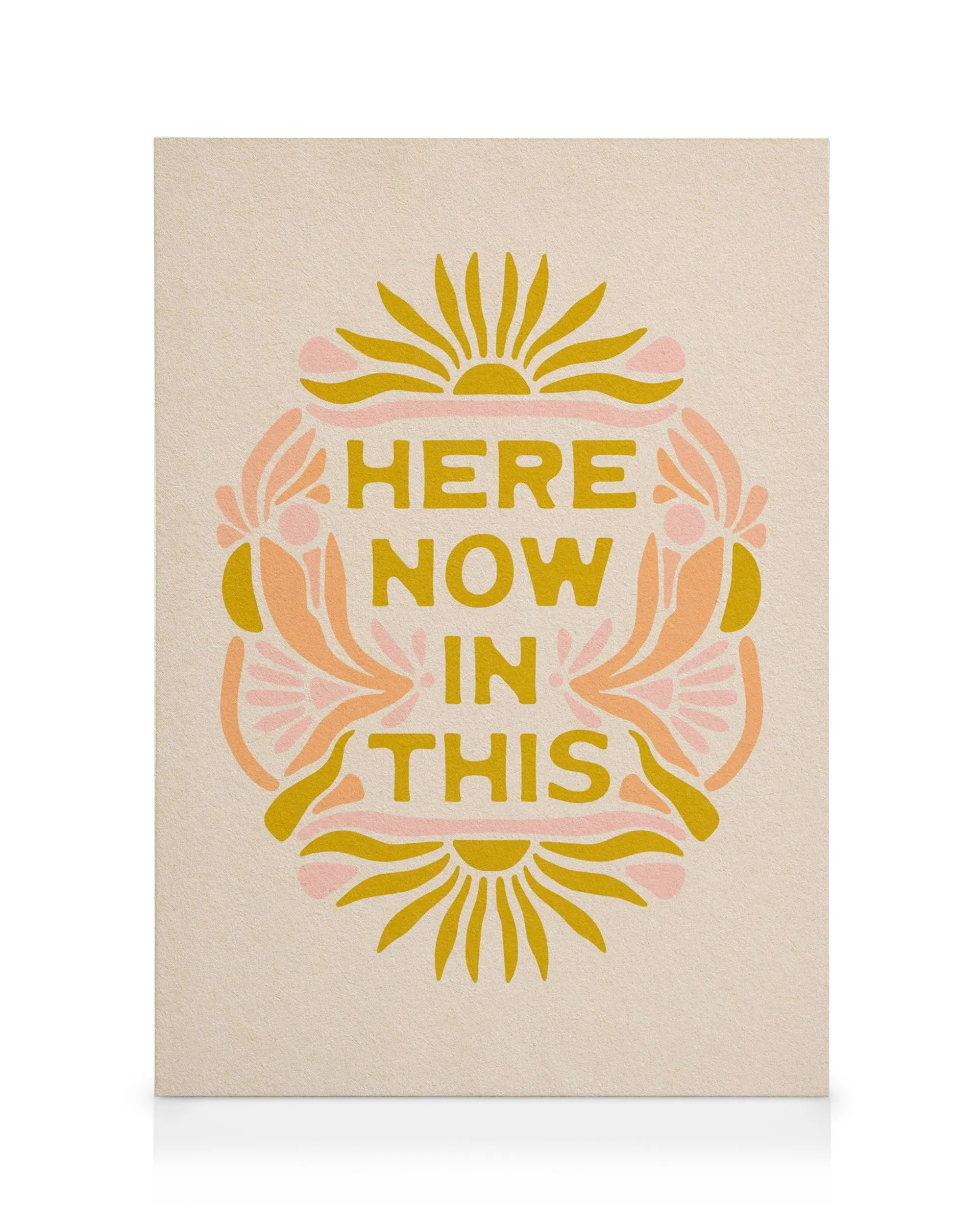 Geel HERE NOW IN THIS op canvas met abstracte bloemen in warme tinten. Vrolijke, SoulShine Co. wanddecoratie.