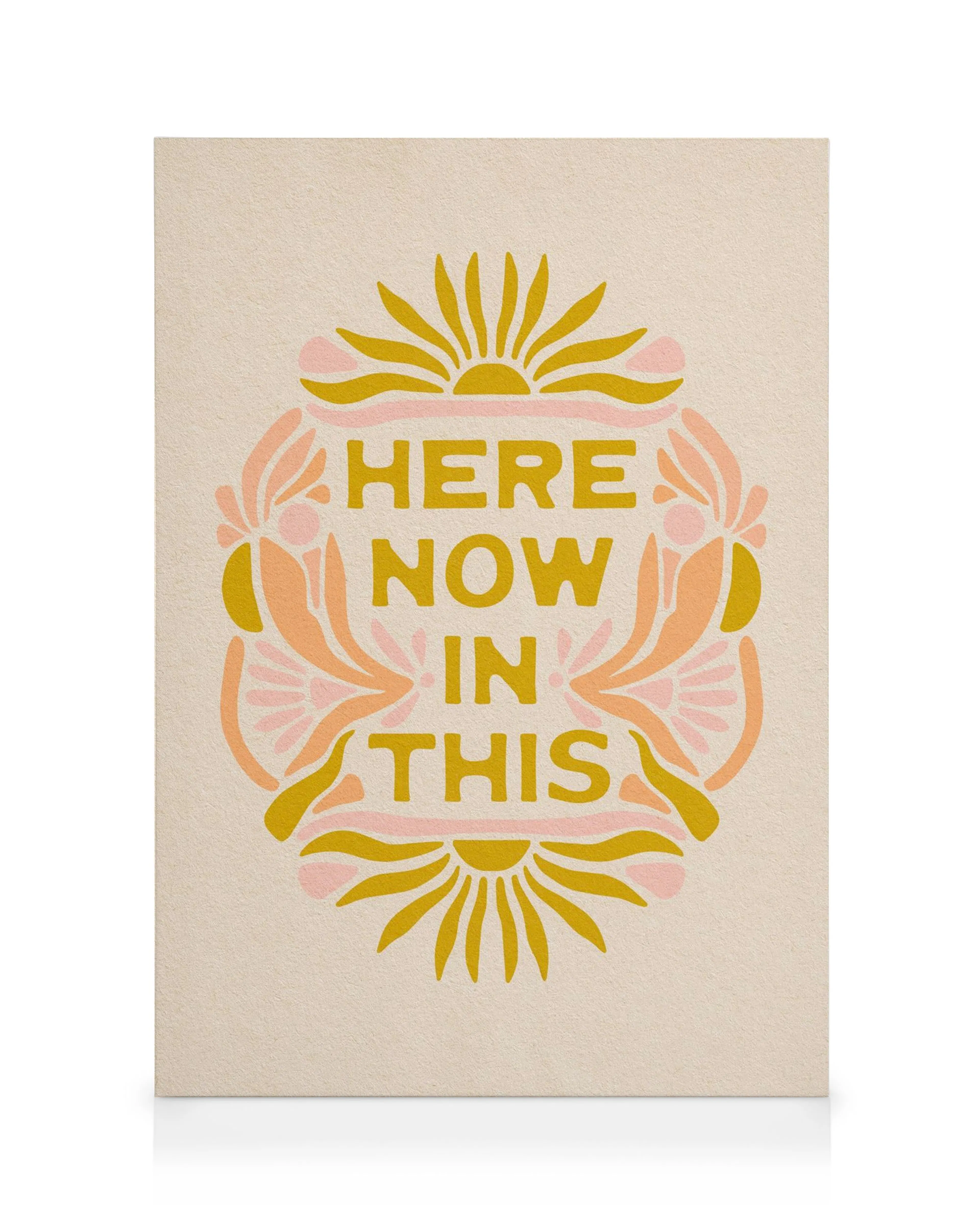 Geel HERE NOW IN THIS op canvas met abstracte bloemen in warme tinten. Vrolijke, SoulShine Co. wanddecoratie.