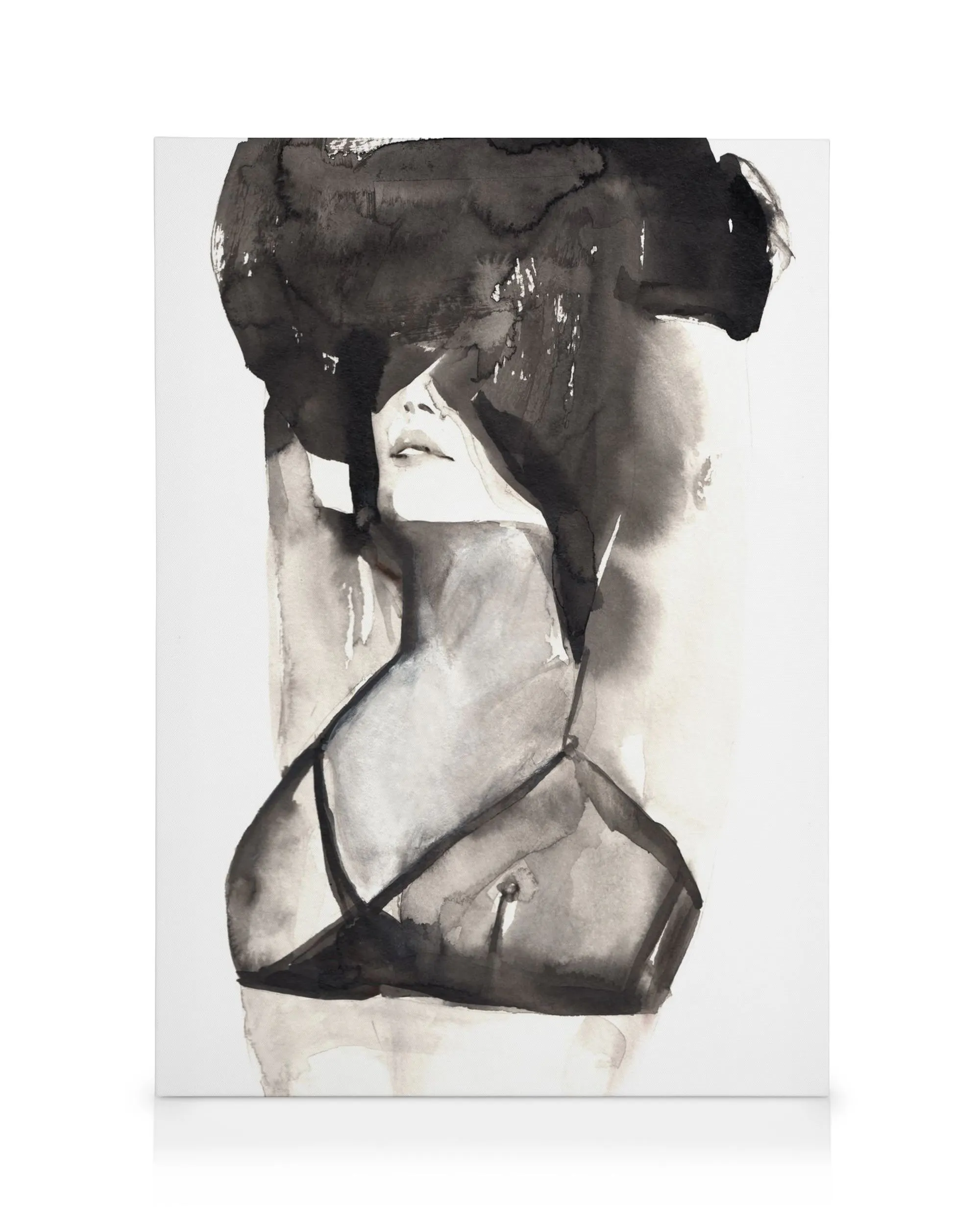 Zwart-wit aquarel van een elegante vrouw met haar hoofd achterover op een witte achtergrond