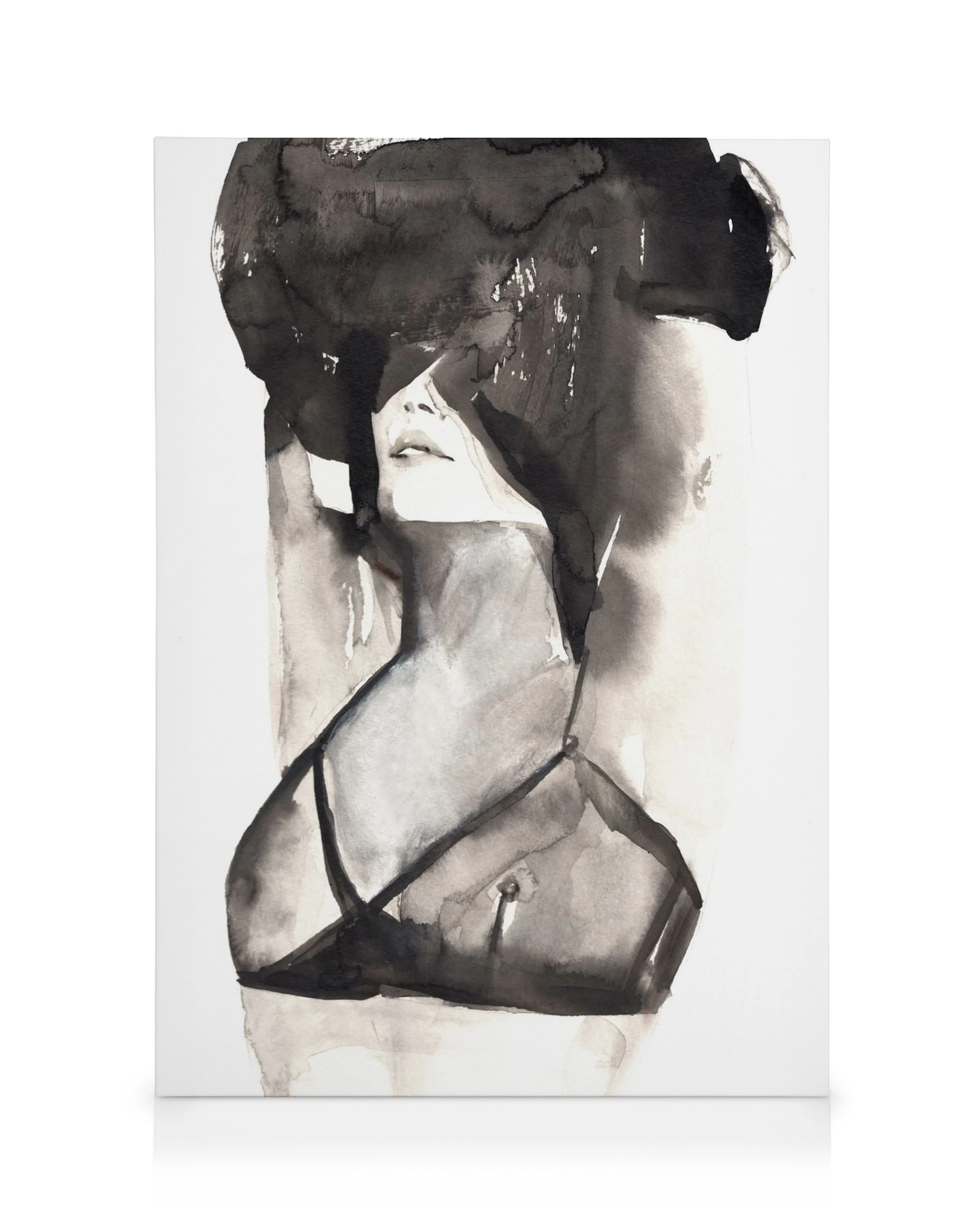 Zwart-wit aquarel van een elegante vrouw met haar hoofd achterover op een witte achtergrond