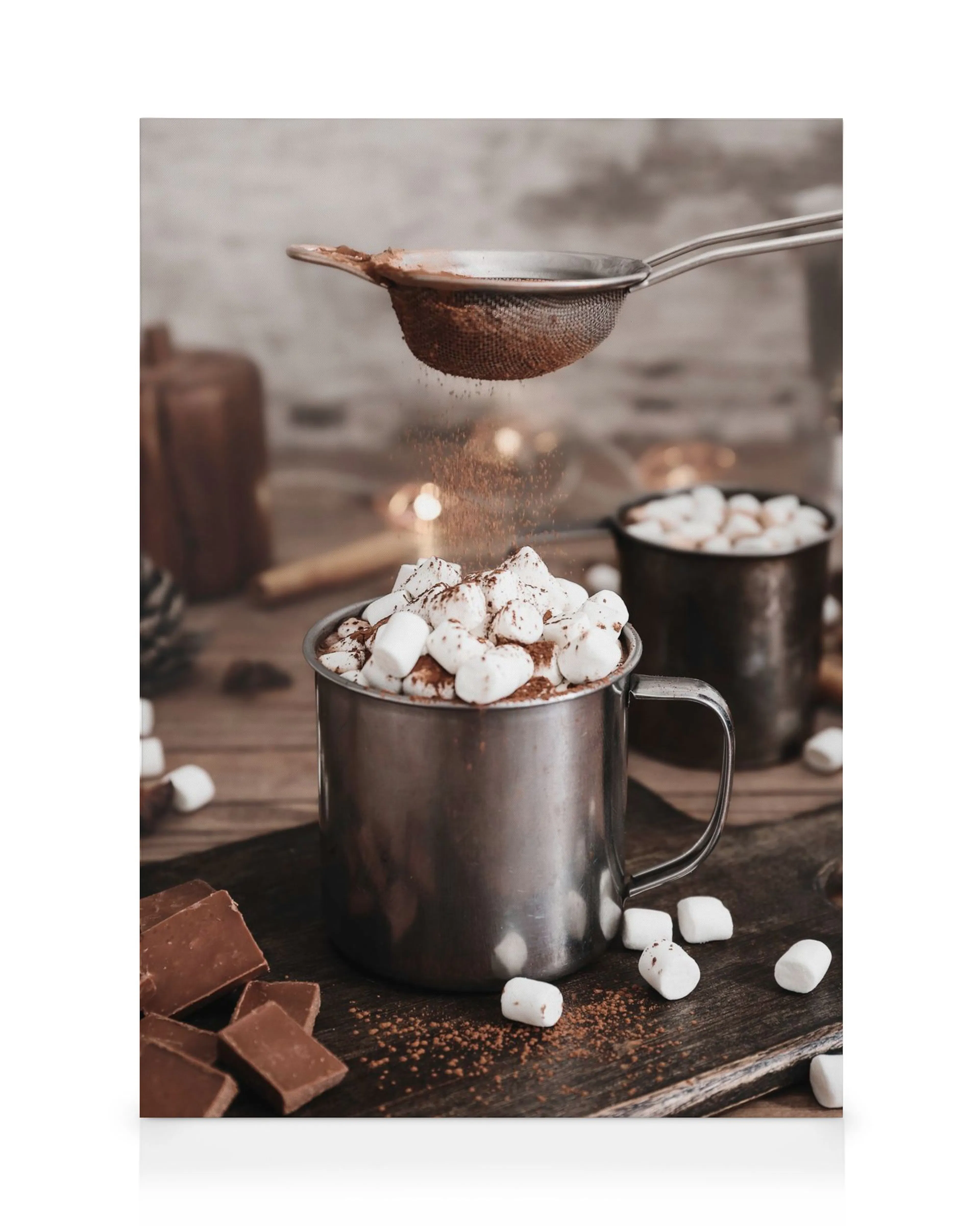 Kakaový nápoj v hrnčeku s marshmallow posypaný čokoládou