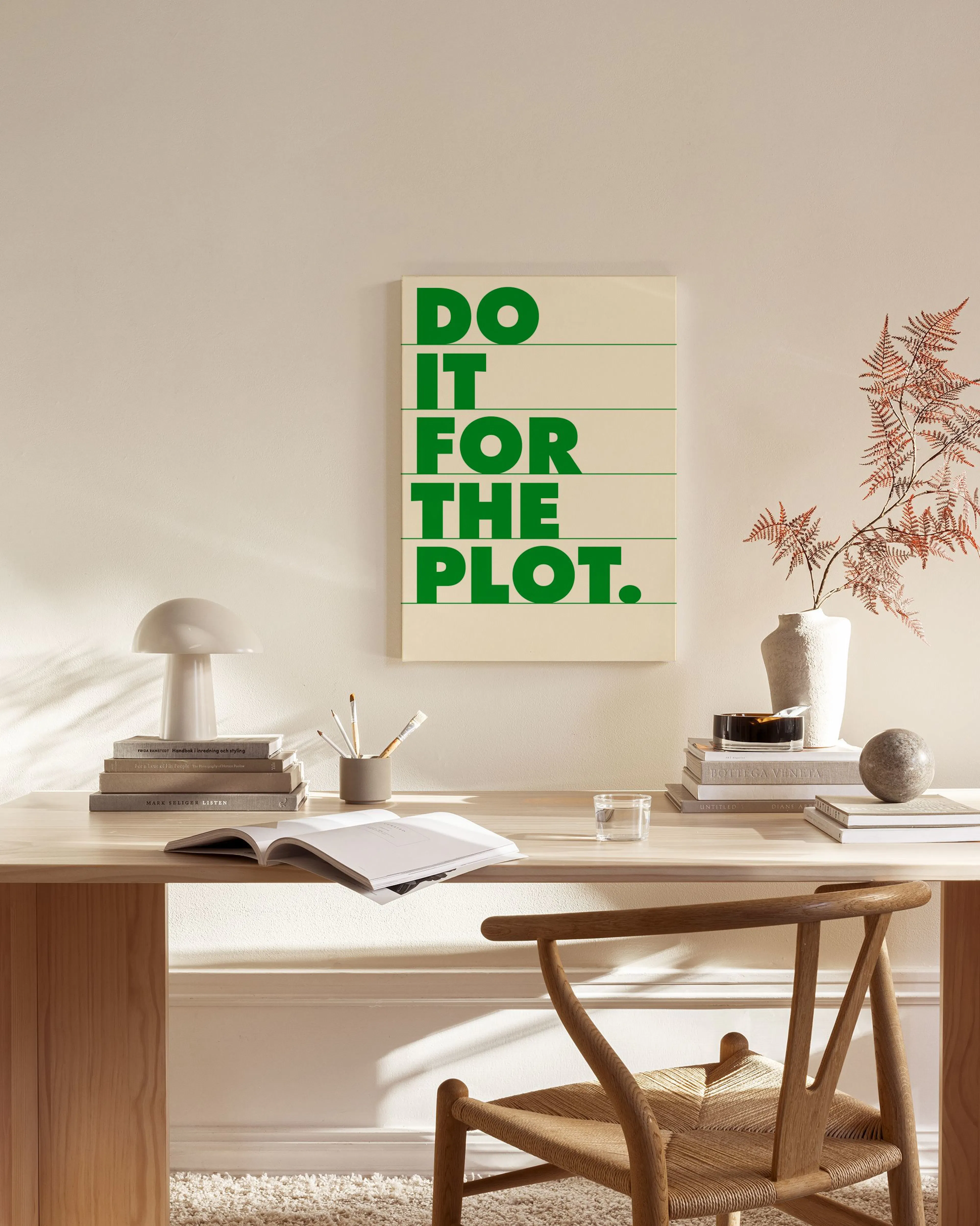 For the Plot, Lienzo con Tipografía Verde en Mayúsculas sobre Fondo Beige