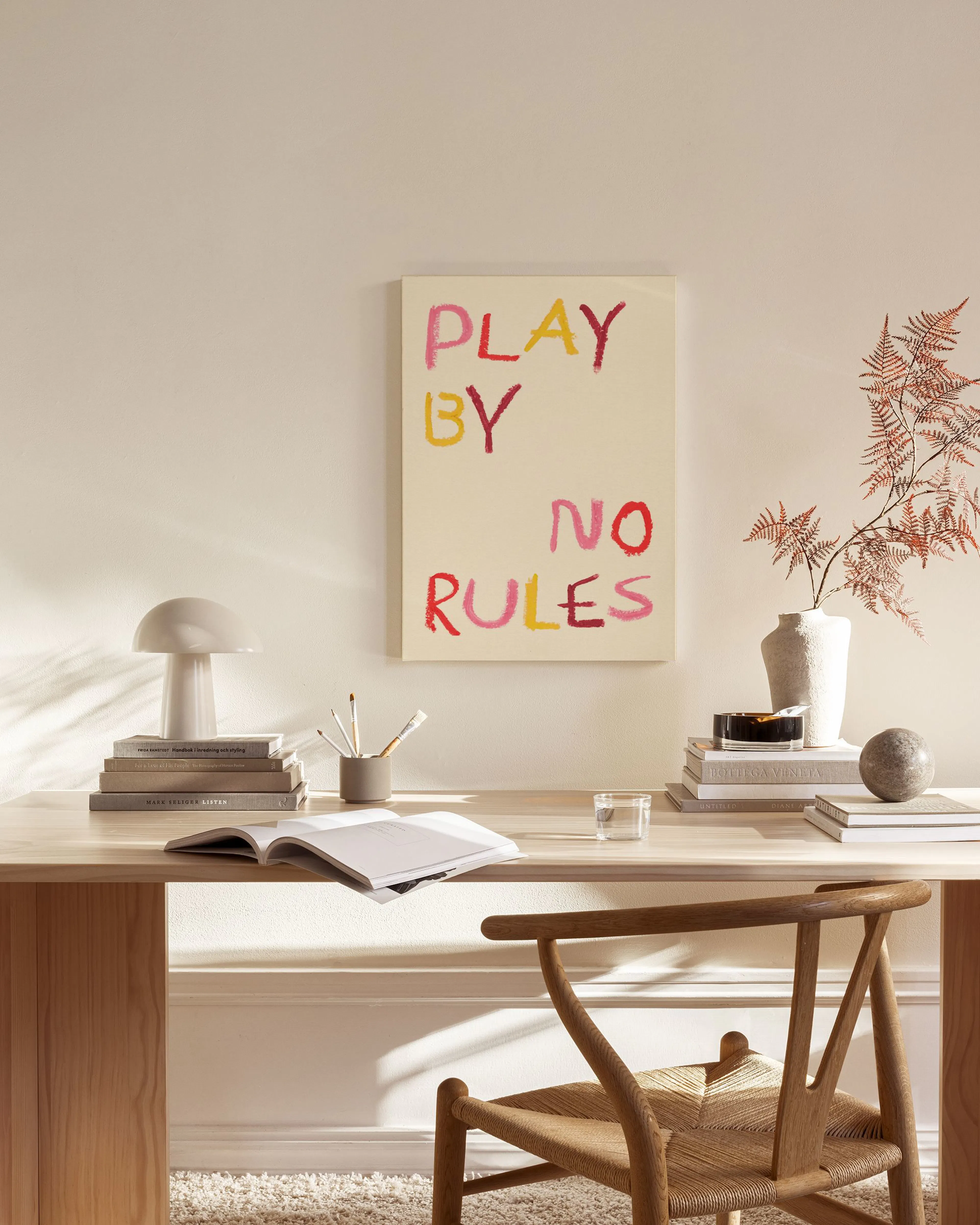Play by No Rules, Farbenfrohe Buntstift-Schrift auf Beige
