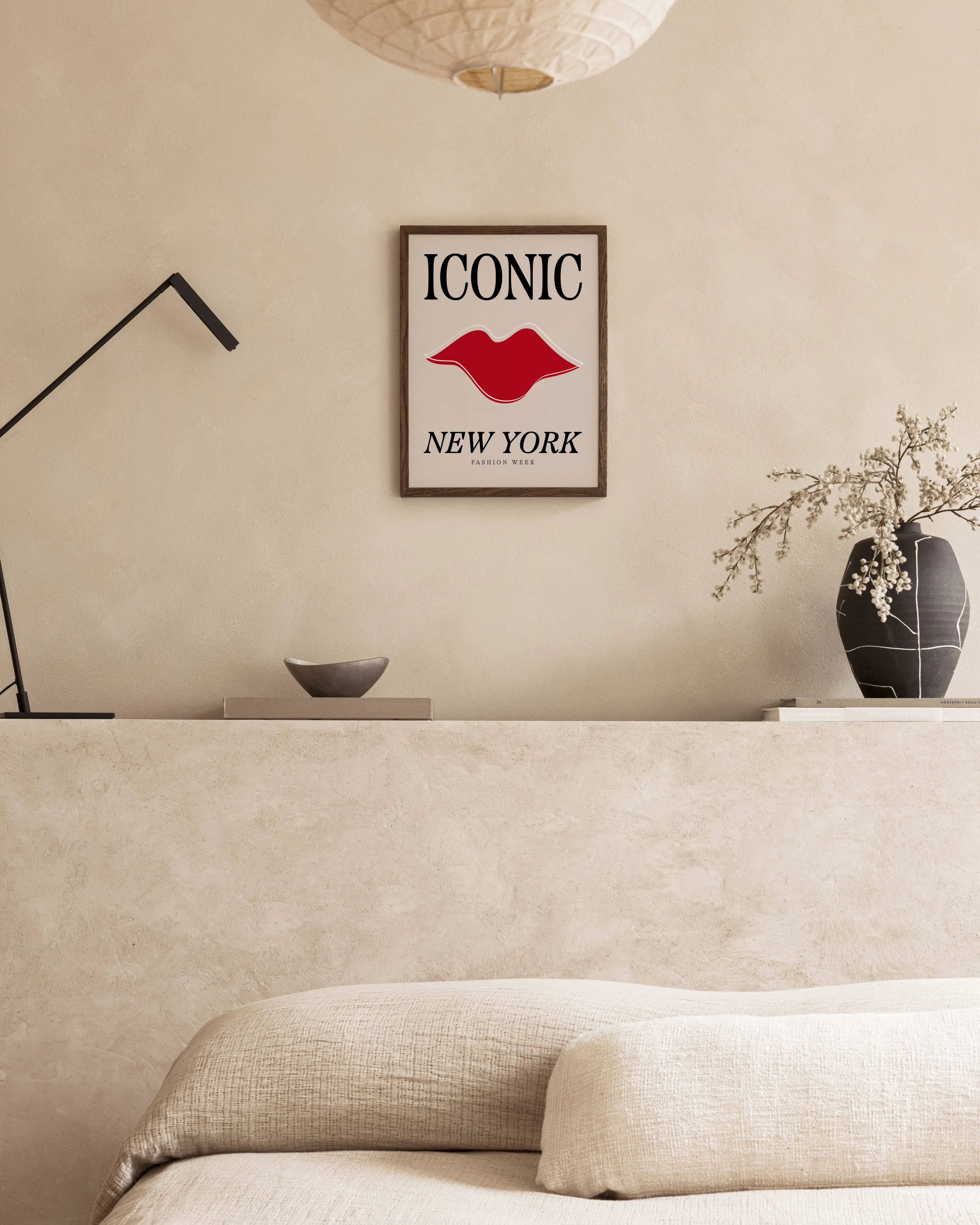 Poster Iconic New York Fashion Week con labbra rosse, esposto sopra un divano beige in un ambiente moderno.