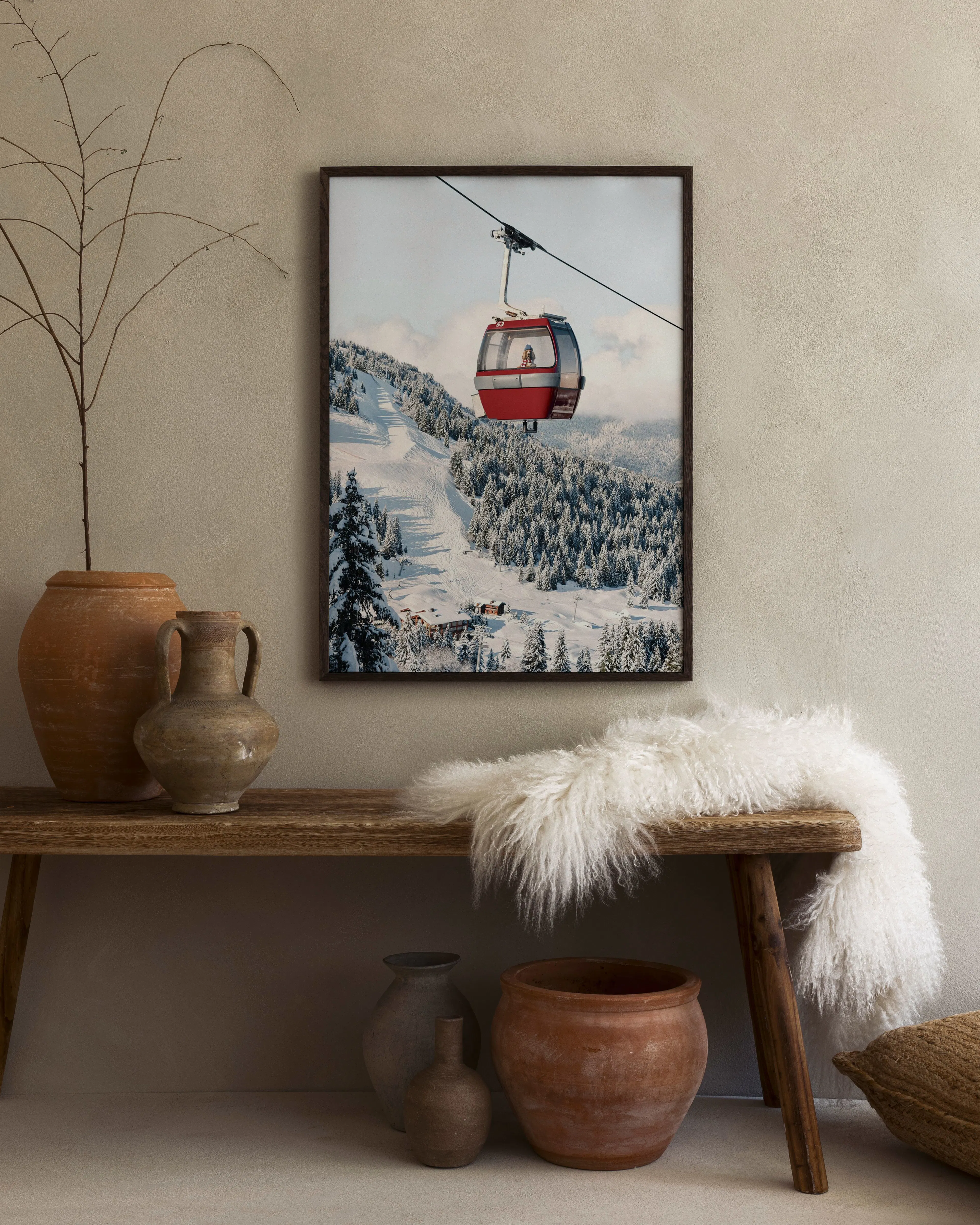 In the Gondola, Arte de Teleférico Rojo en Montañas Nevadas con Pistas de Esquí